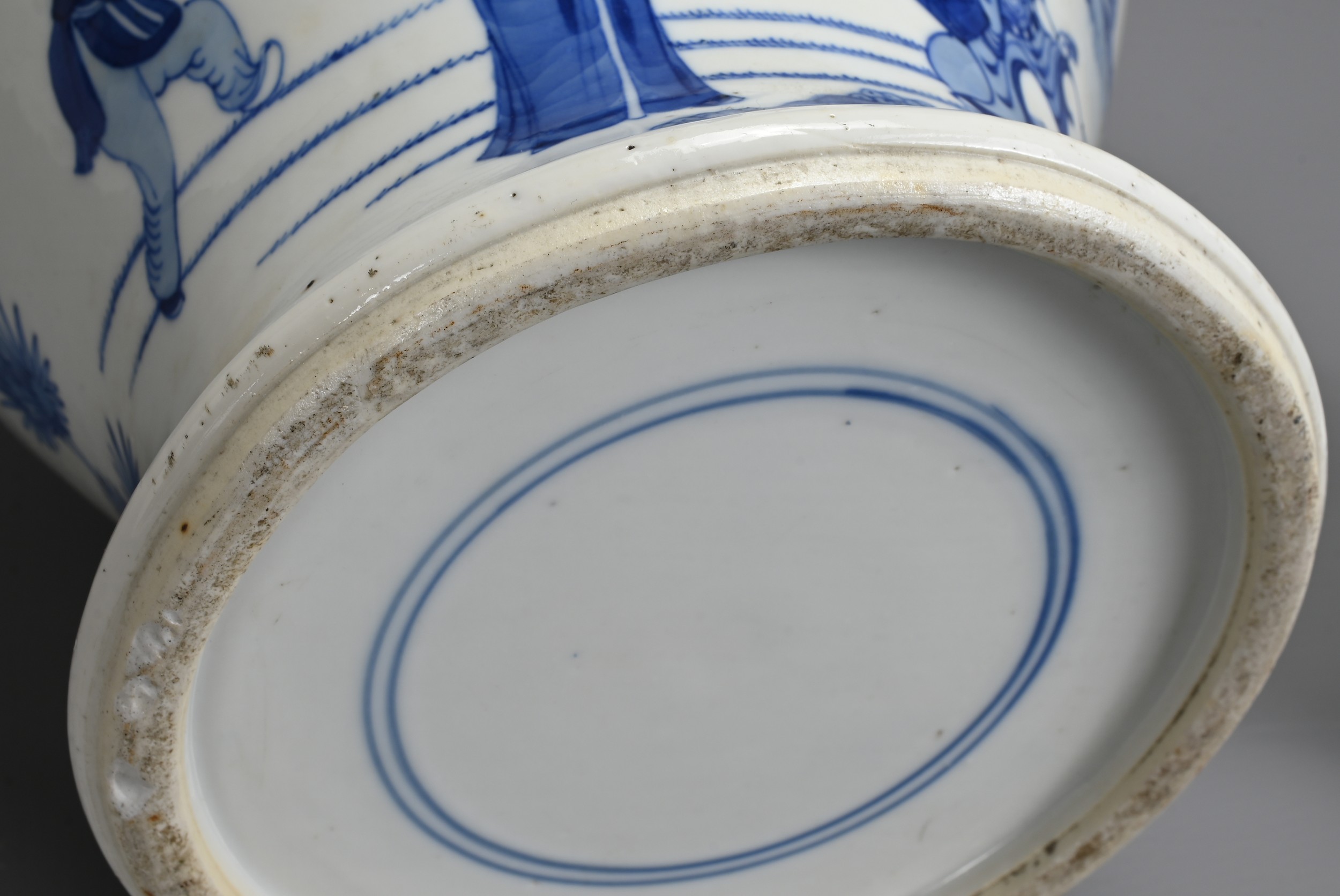 A CHINESE BLUE AND WHITE PORCELAIN JAR AND COVER, 18/19TH CENTURY. Of baluster form decorated with - Image 7 of 9