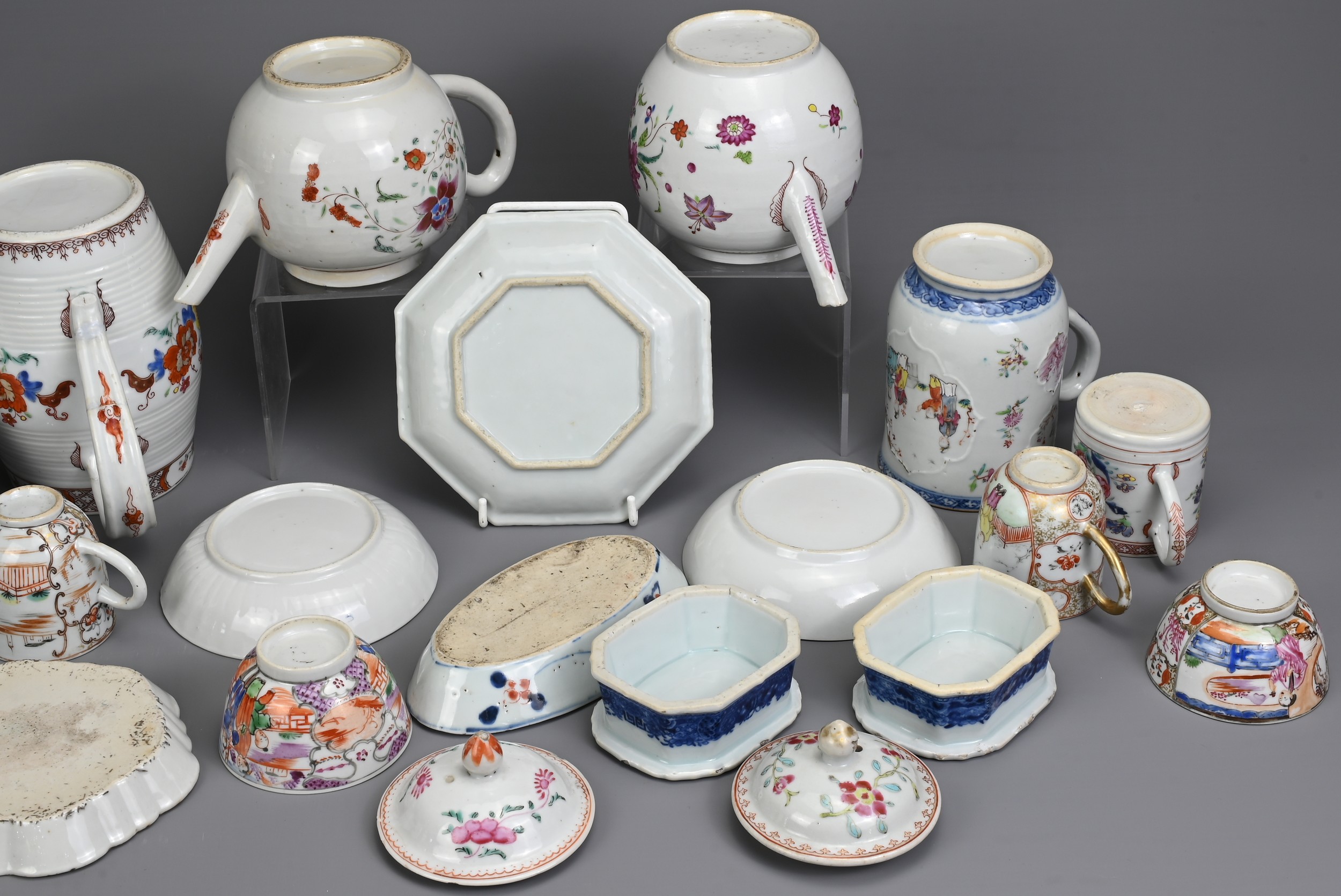 A QUANTITY OF CHINESE EXPORT PORCELAIN ITEMS, 18TH CENTURY. Famille rose and blue and white - Image 6 of 9