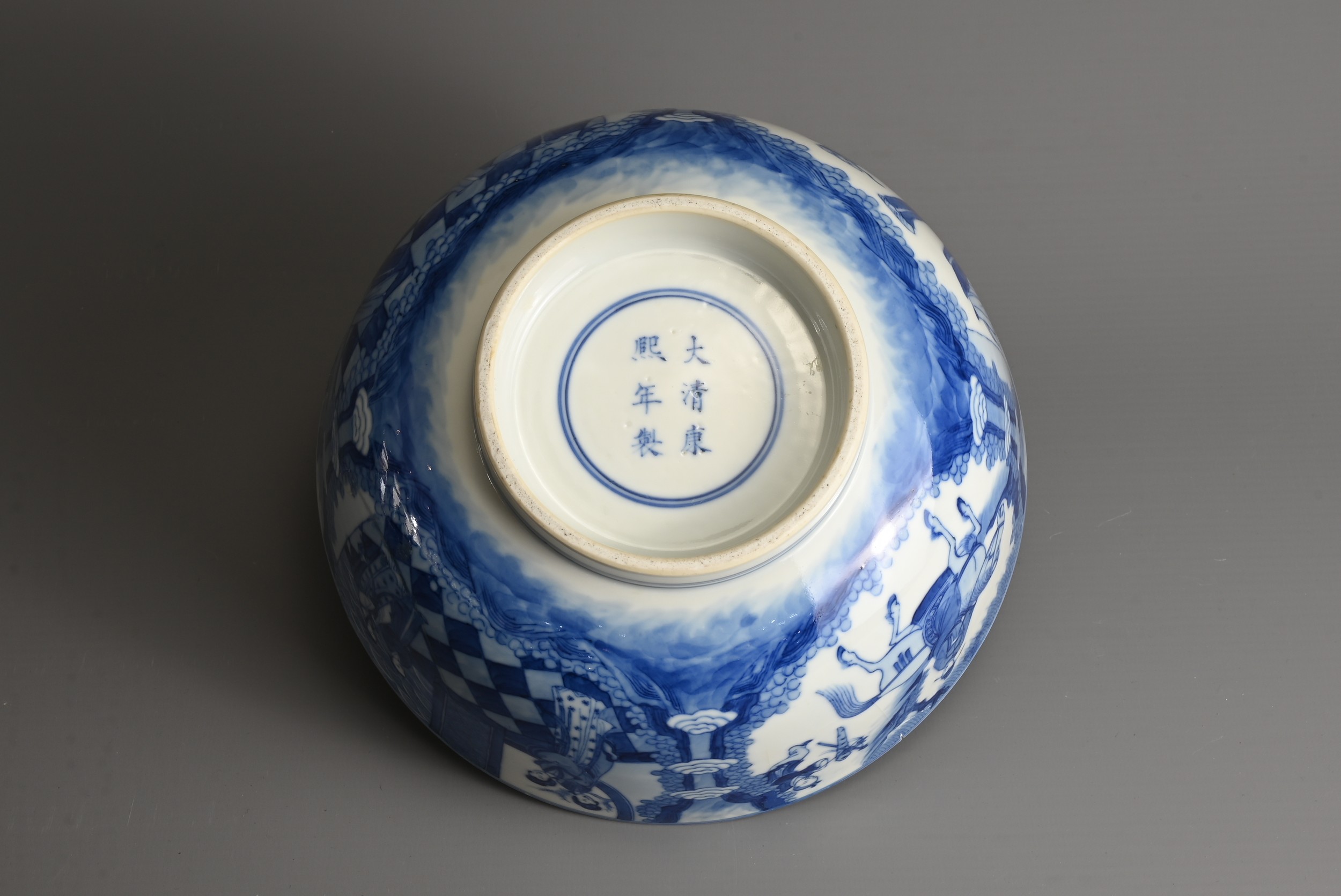 A CHINESE BLUE AND WHITE PORCELAIN BOWL, KANGXI PERIOD. Decorated with scene from the 'Romance of - Image 8 of 9
