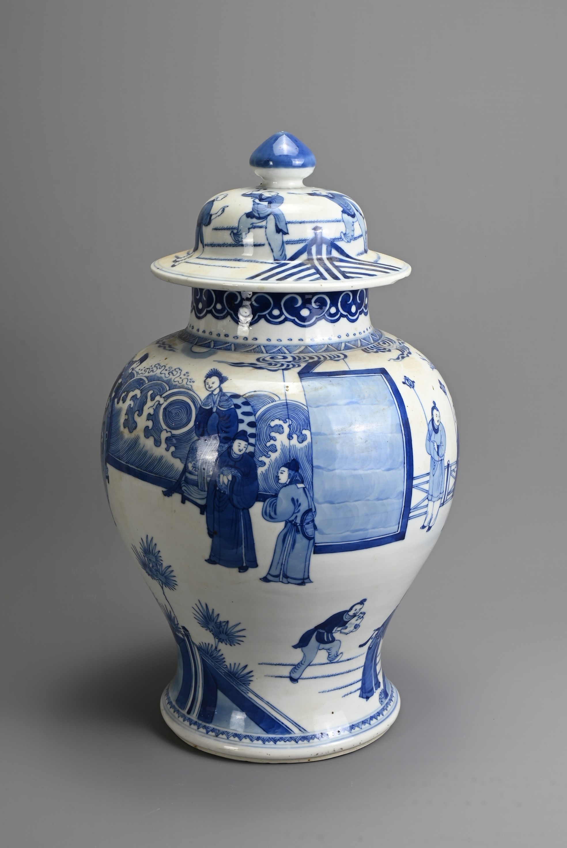A CHINESE BLUE AND WHITE PORCELAIN JAR AND COVER, 18/19TH CENTURY. Of baluster form decorated with