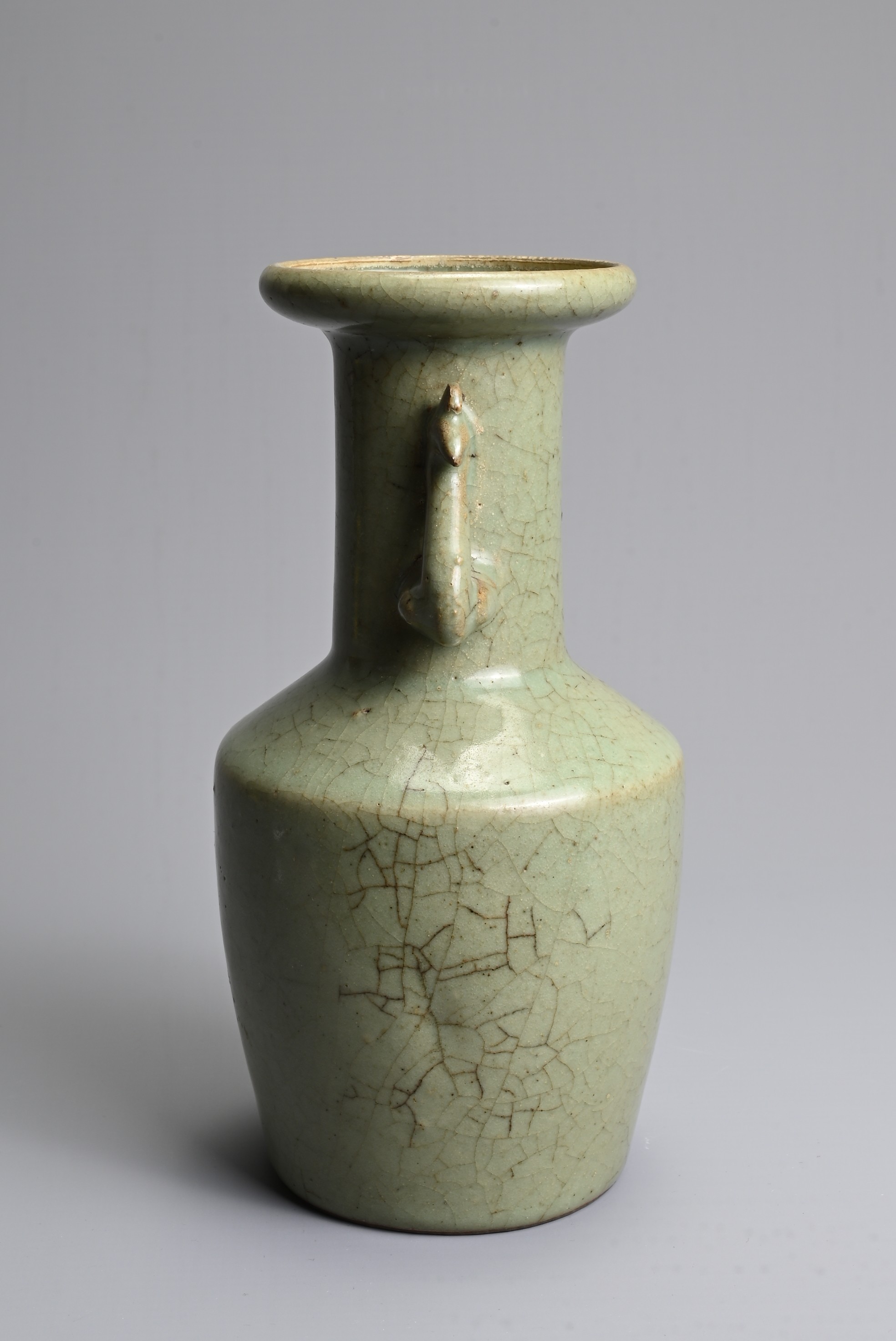 A CHINESE LONGQUAN CELADON GLAZED MALLET VASE, SONG/YUAN DYNASTY. Mallet shaped vase with flared rim - Image 4 of 9