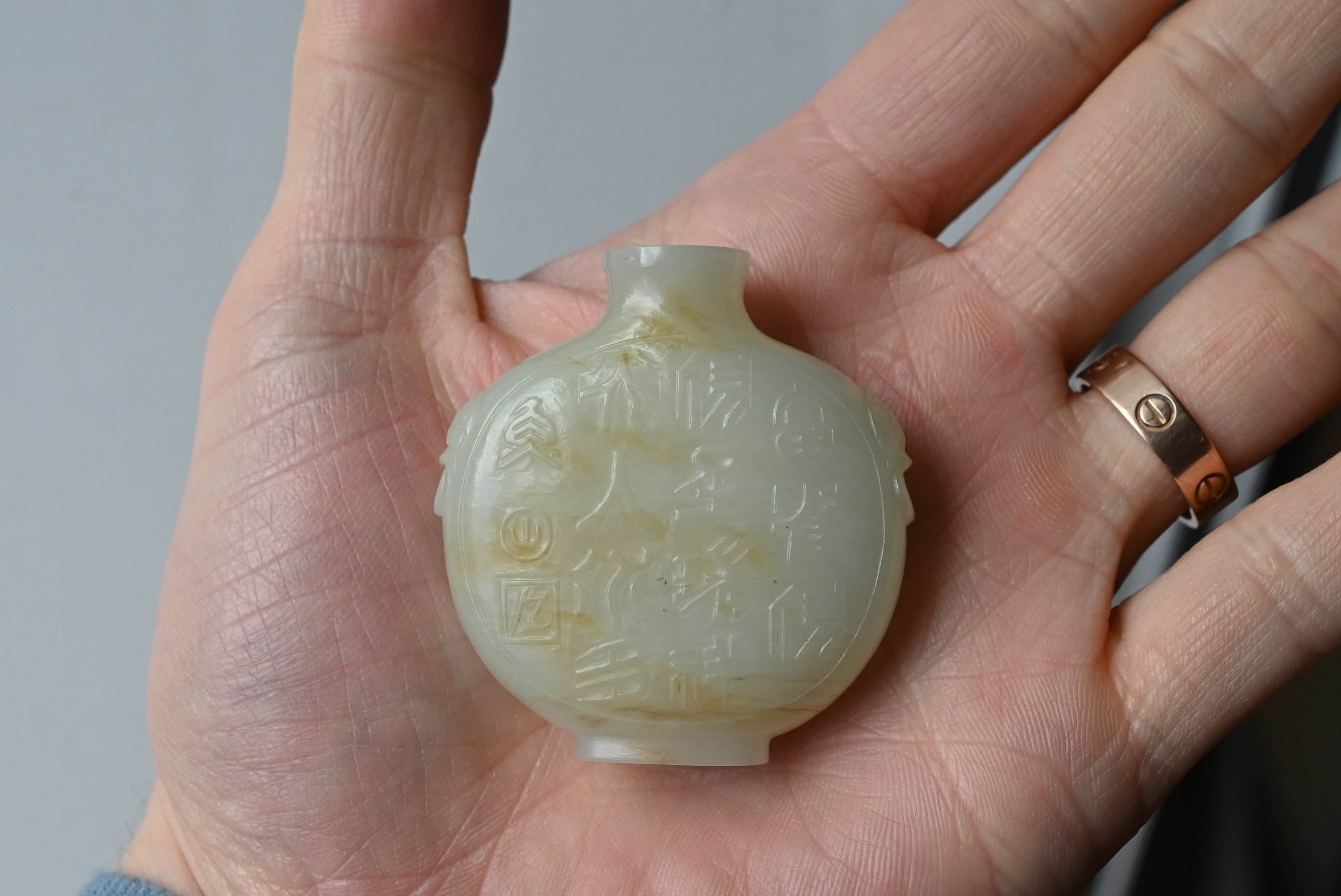 A CHINESE PALE CELADON JADE SNUFF BOTTLE, 19/20TH CENTURY. Of flattened globular form carved in - Image 16 of 27