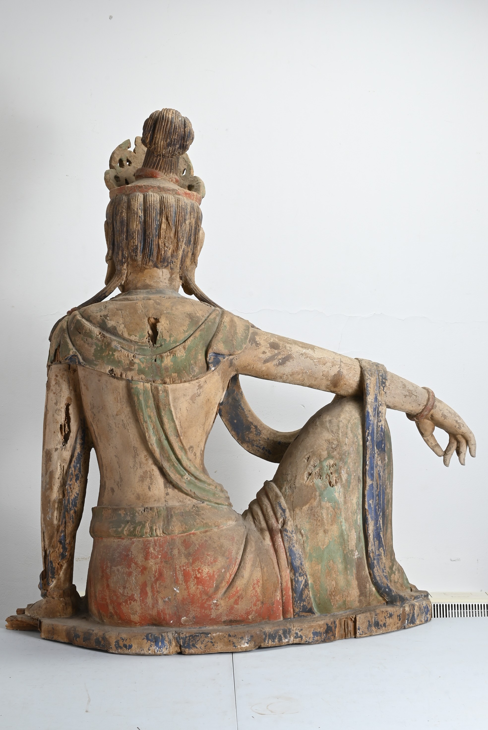 A VERY LARGE PAINTED WOOD FIGURE OF WATER MOON GUANYIN, MING / QING DYNASTY. The Bodhisattva - Image 7 of 10