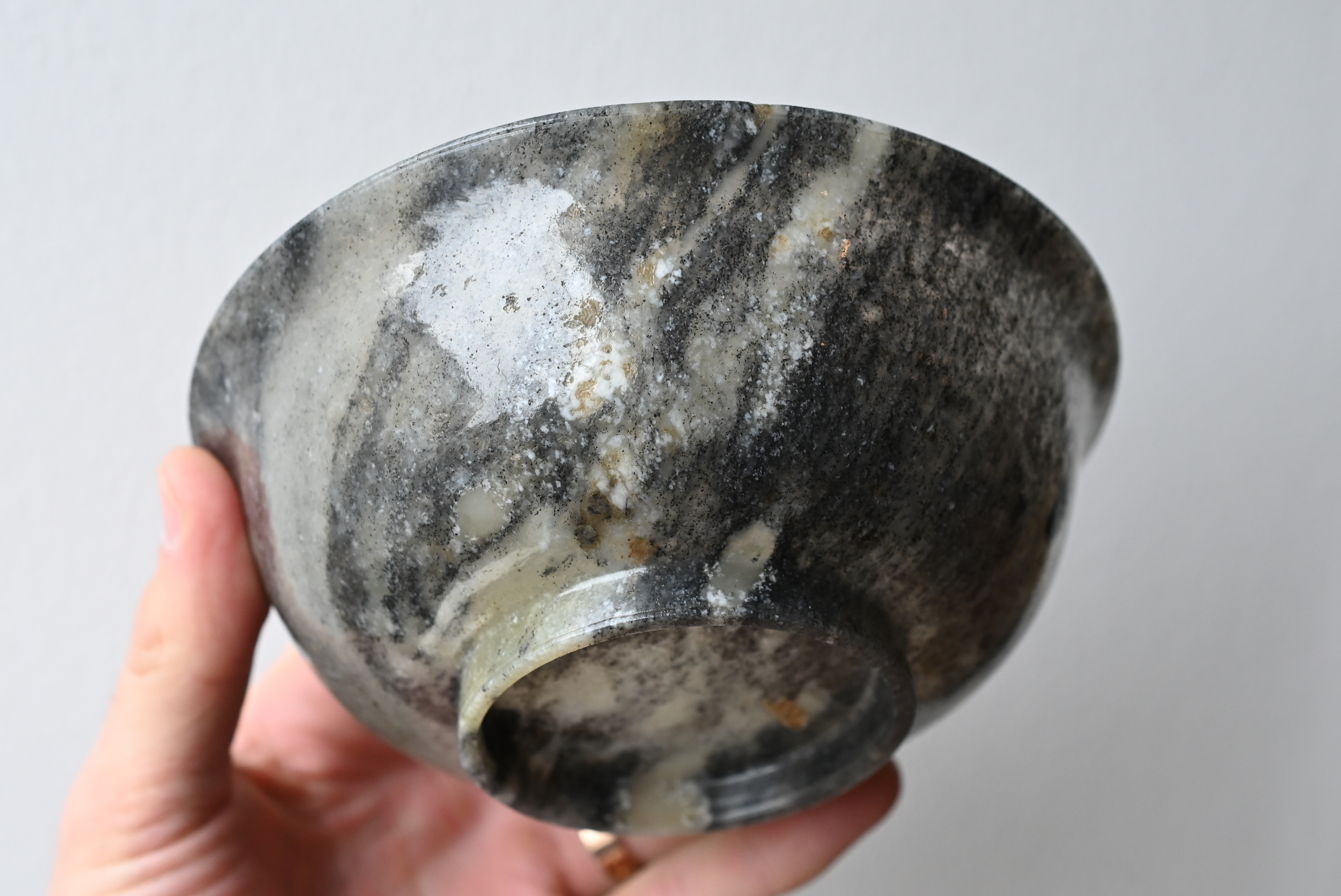 A FINE AND RARE PAIR OF CHINESE BLACK AND WHITE STRIATED NEPHRITE JADE BOWLS, 18/19TH CENTURY. - Bild 19 aus 32