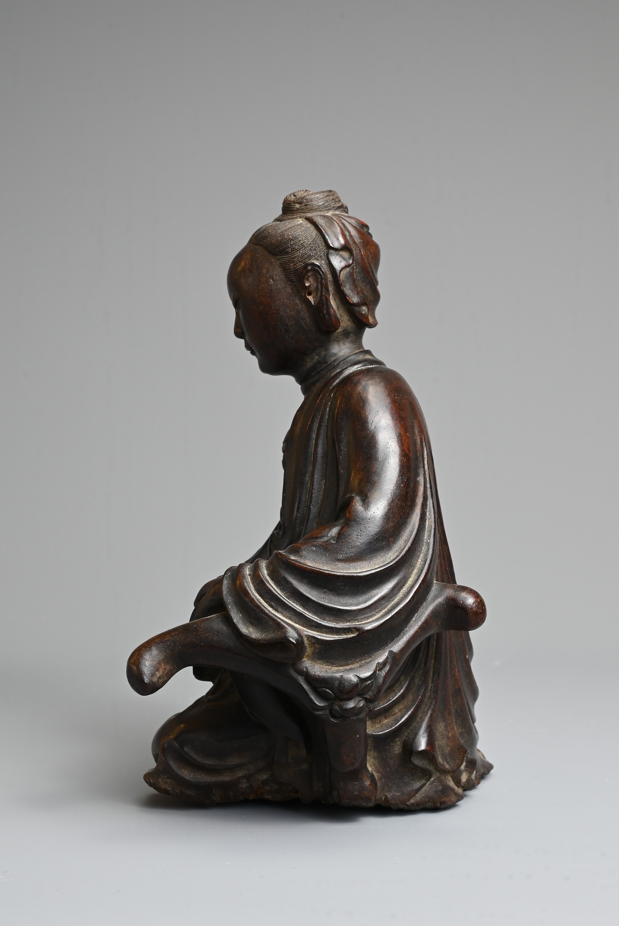 A VERY FINE CHINESE ALOESWOOD 'CHENXIANGMU' CARVING OF GUANYIN, 18TH CENTURY - Image 3 of 9