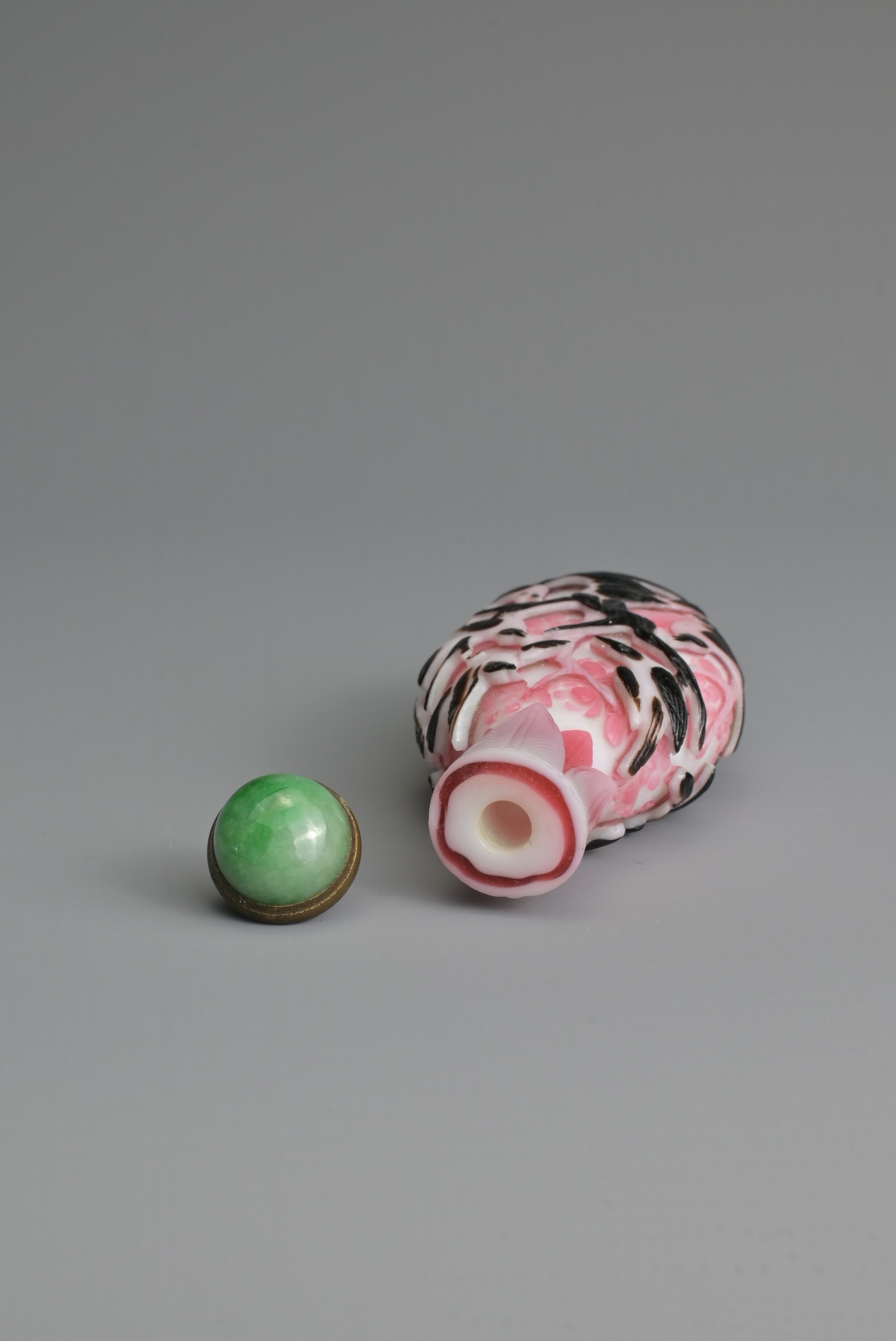 A CHINESE BLACK OVERLAY PINK AND WHITE SNUFF BOTTLE, QING DYNASTY. Of flattened ovoid form, well - Image 7 of 9