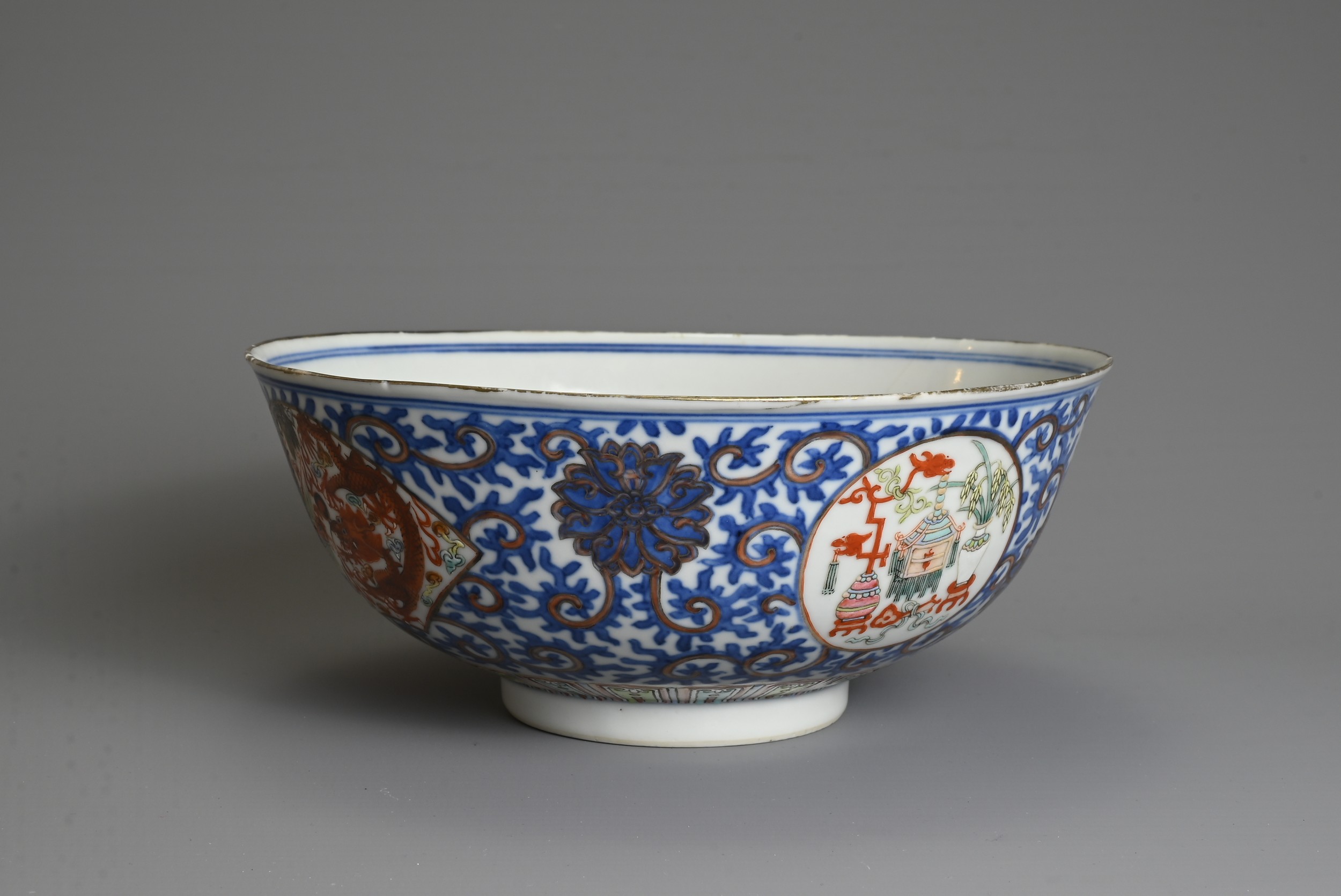 A CHINESE BLUE AND WHITE AND ENAMEL DECORATED PORCELAIN BOWL, LATE QING DYNASTY. Decorated with - Image 2 of 8