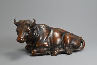A LARGE JAPANESE LATE MEIJI PERIOD (1868-1912) BRONZE MODEL OF A RECUMBENT COW. Naturalistically