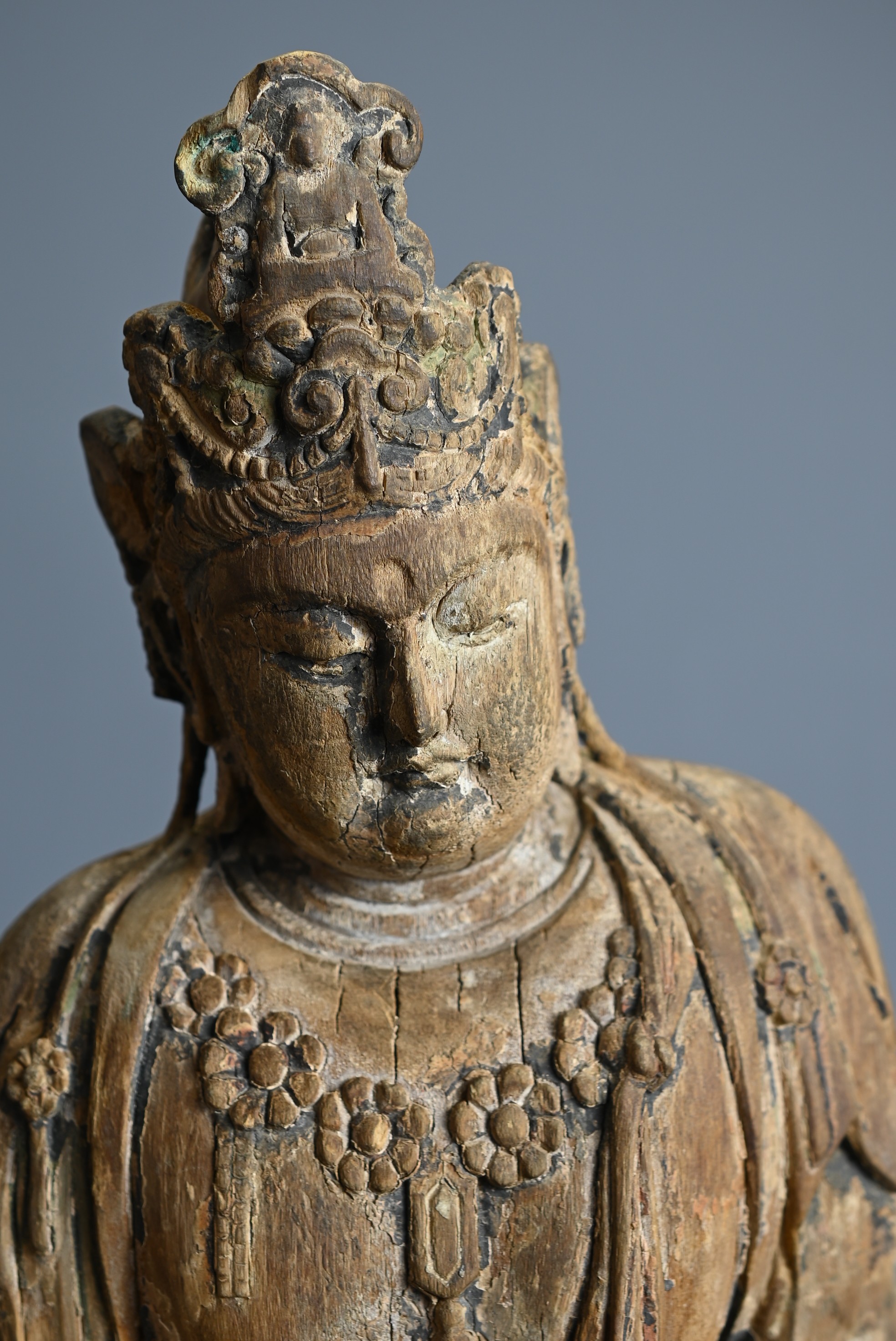 A FINE CHINESE PAINTED WOOD FIGURE OF GUANYIN, MING DYNASTY. Seated on an openwork pedestal with - Image 8 of 8