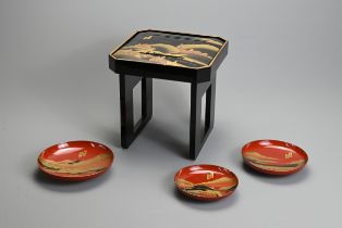 A SET OF THREE 20TH CENTURY RED LACQUER JAPANESE SAKE CUPS (SAKAZUKI) AND A BLACK LACQUER TABLE (