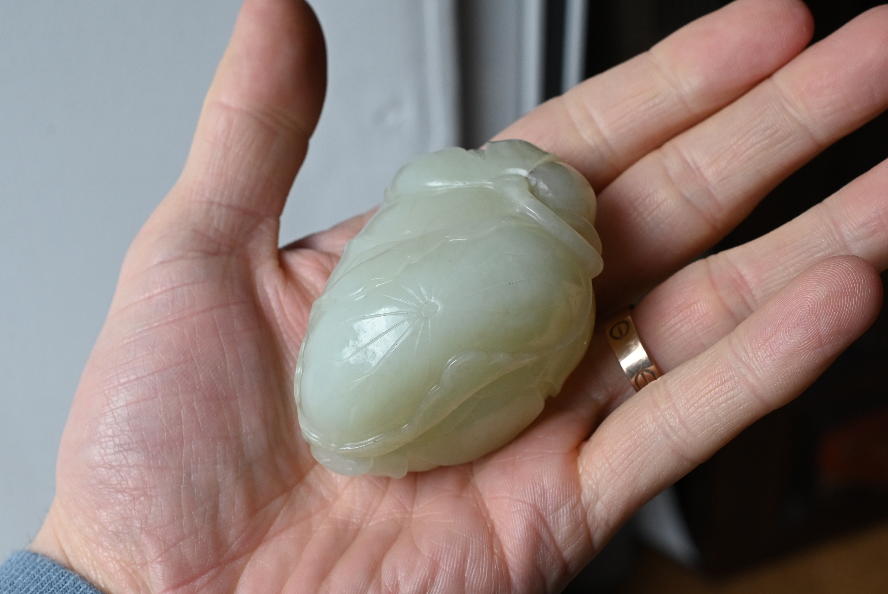 A CHINESE PALE CELADON JADE BRUSH WASHER ON WOODEN STAND, QING DYNASTY. Carved in the form of a - Image 21 of 29