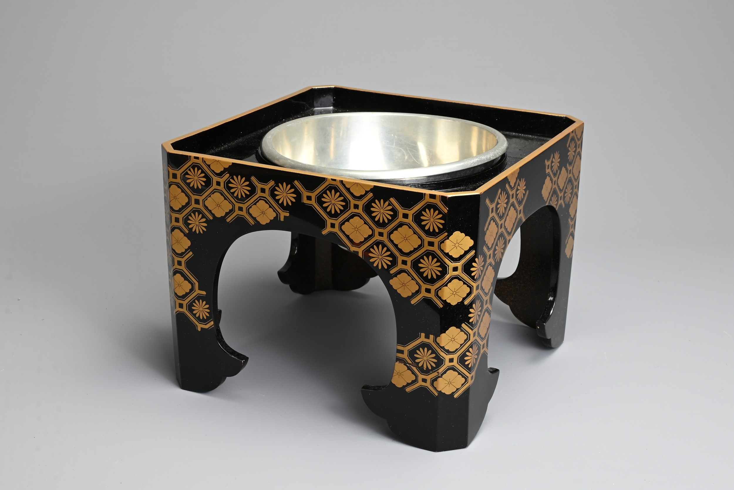 A JAPANESE MEIJI PERIOD (1869-1912) BLACK AND GILT LACQUER STAND AND WHITE METAL CUP WASHER ( - Image 6 of 8