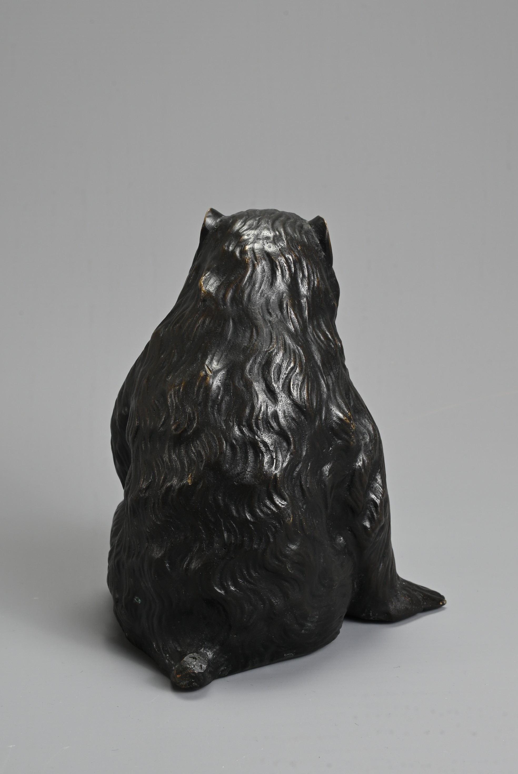 A 20TH CENTURY JAPANESE BRONZE OKIMONO OF A MONKEY BY HIDEYAMA. Naturalistically modelled seated, - Image 3 of 7