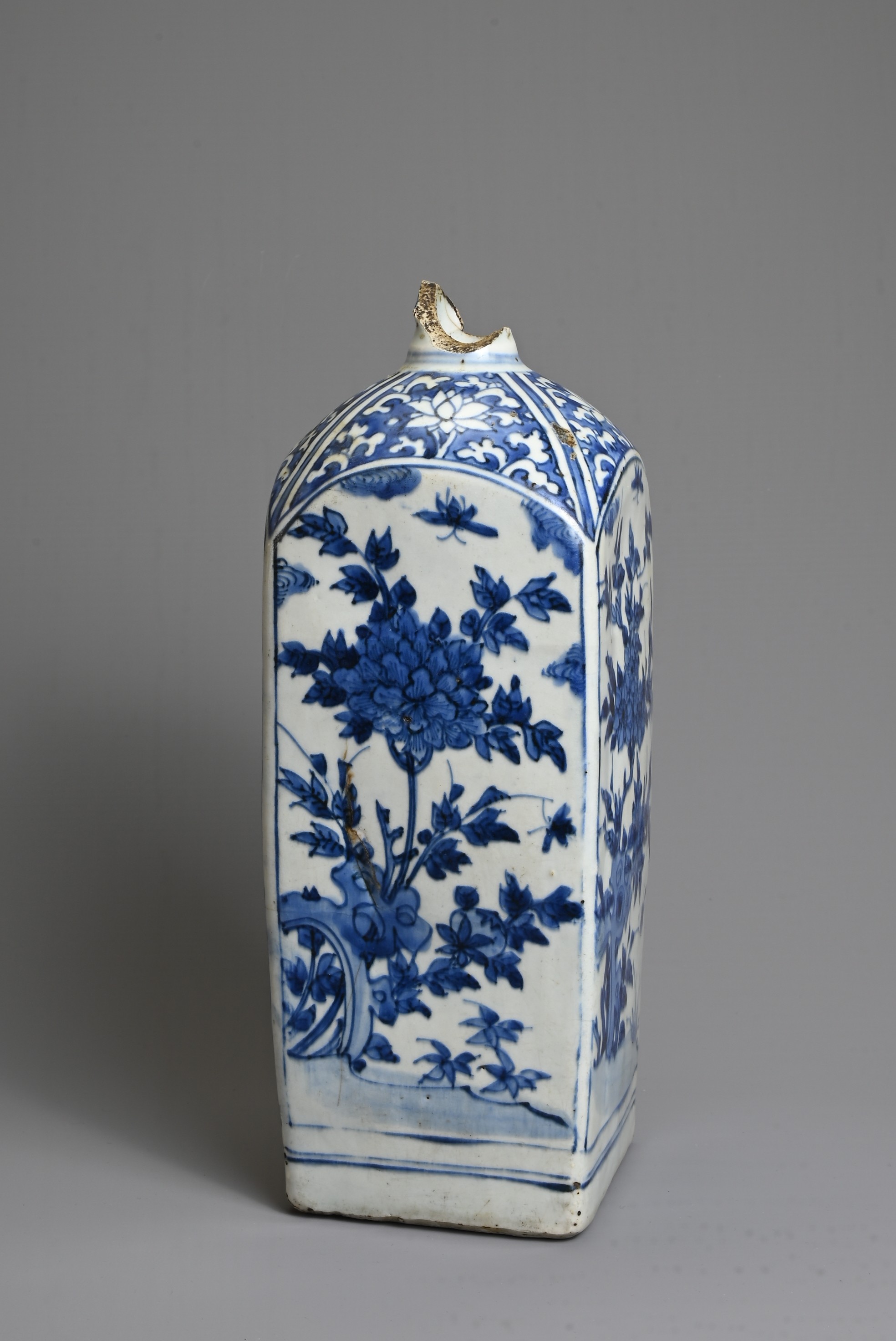 A CHINESE BLUE AND WHITE PORCELAIN BOTTLE, 16/17TH CENTURY. Of square form decorated with insects - Bild 7 aus 7