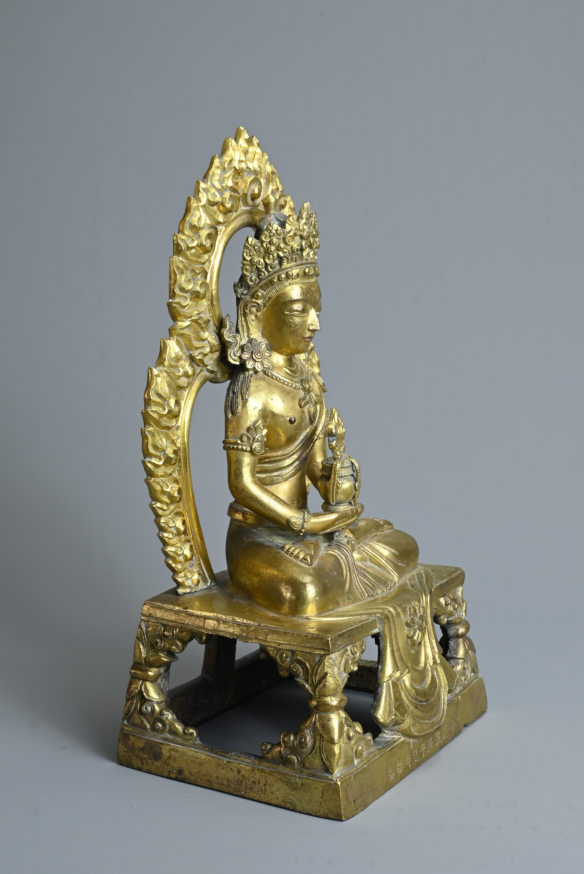 A CHINESE GILT BRONZE FIGURE OF AMITAYUS, QIANLONG PERIOD (1736-1795). The Buddha seated on an - Image 4 of 7