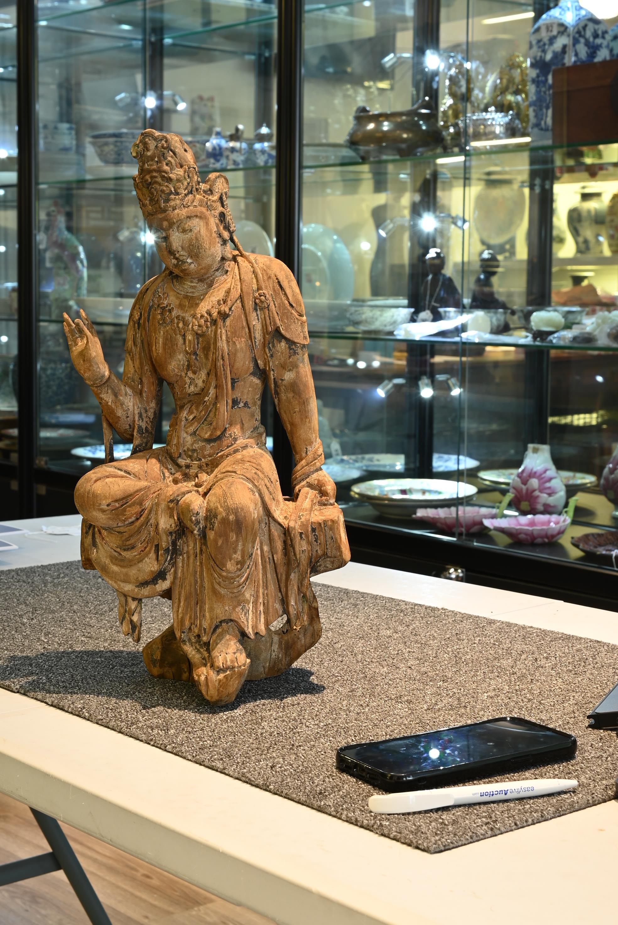 A FINE CHINESE PAINTED WOOD FIGURE OF GUANYIN, MING DYNASTY. Seated on an openwork pedestal with - Image 9 of 29