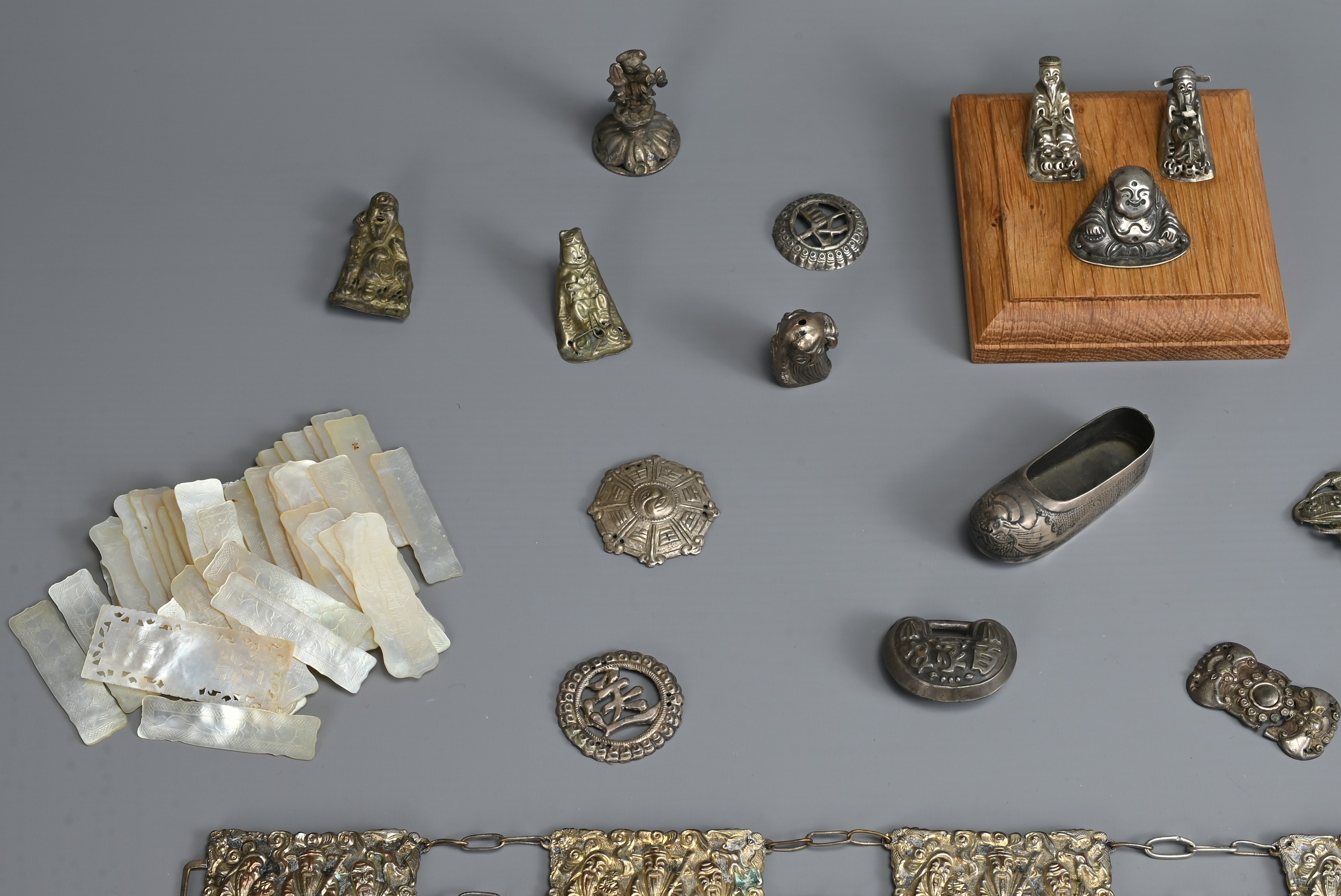 A GROUP OF CHINESE SILVER, METAL WARE AND MOTHER OF PEARL ITEMS, EARLY 20TH CENTURY. To include - Image 5 of 7