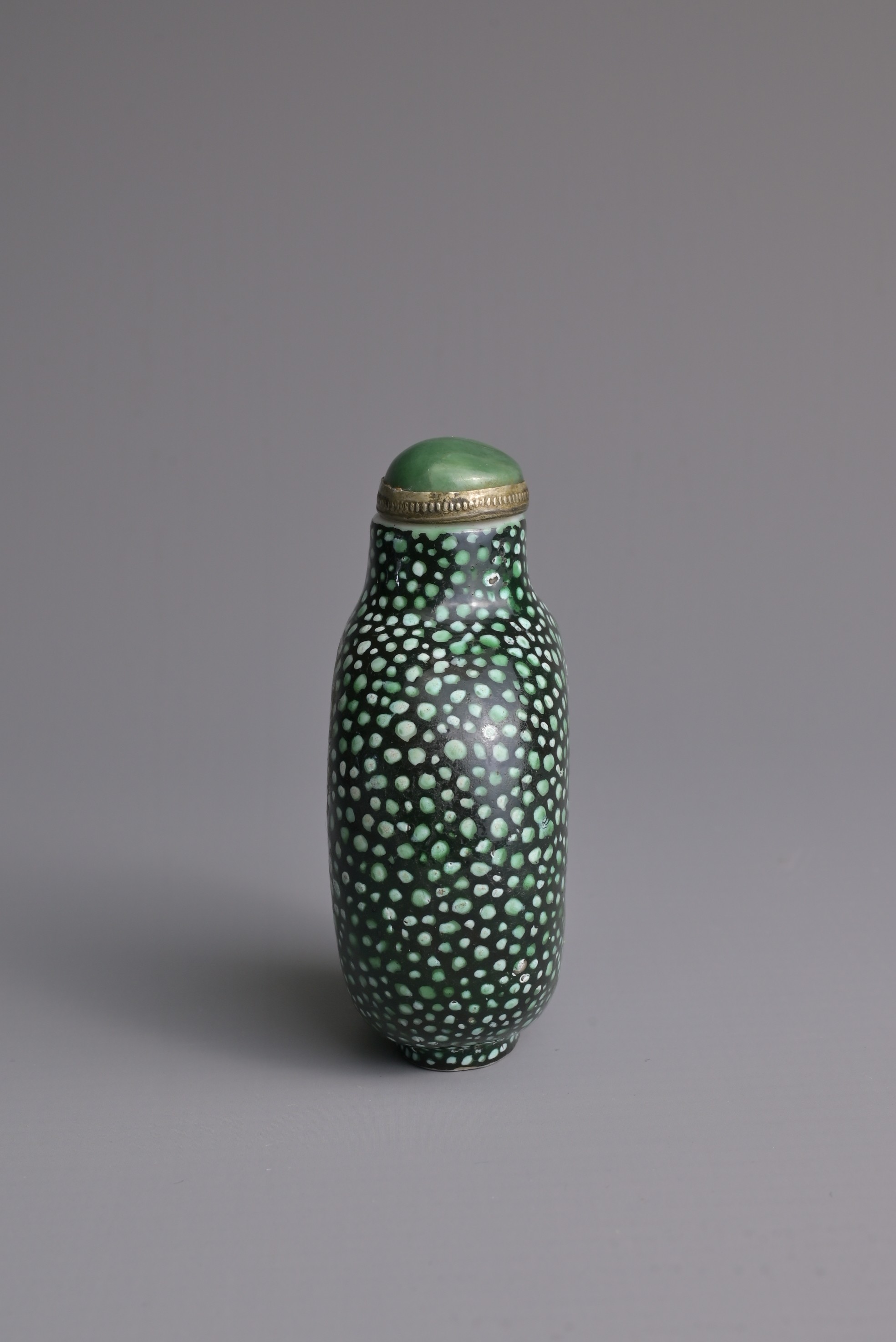 A CHINESE SHAGREEN IMITATION PORCELAIN SNUFF BOTTLE, QING DYNASTY. Of flattened globular form - Image 3 of 7