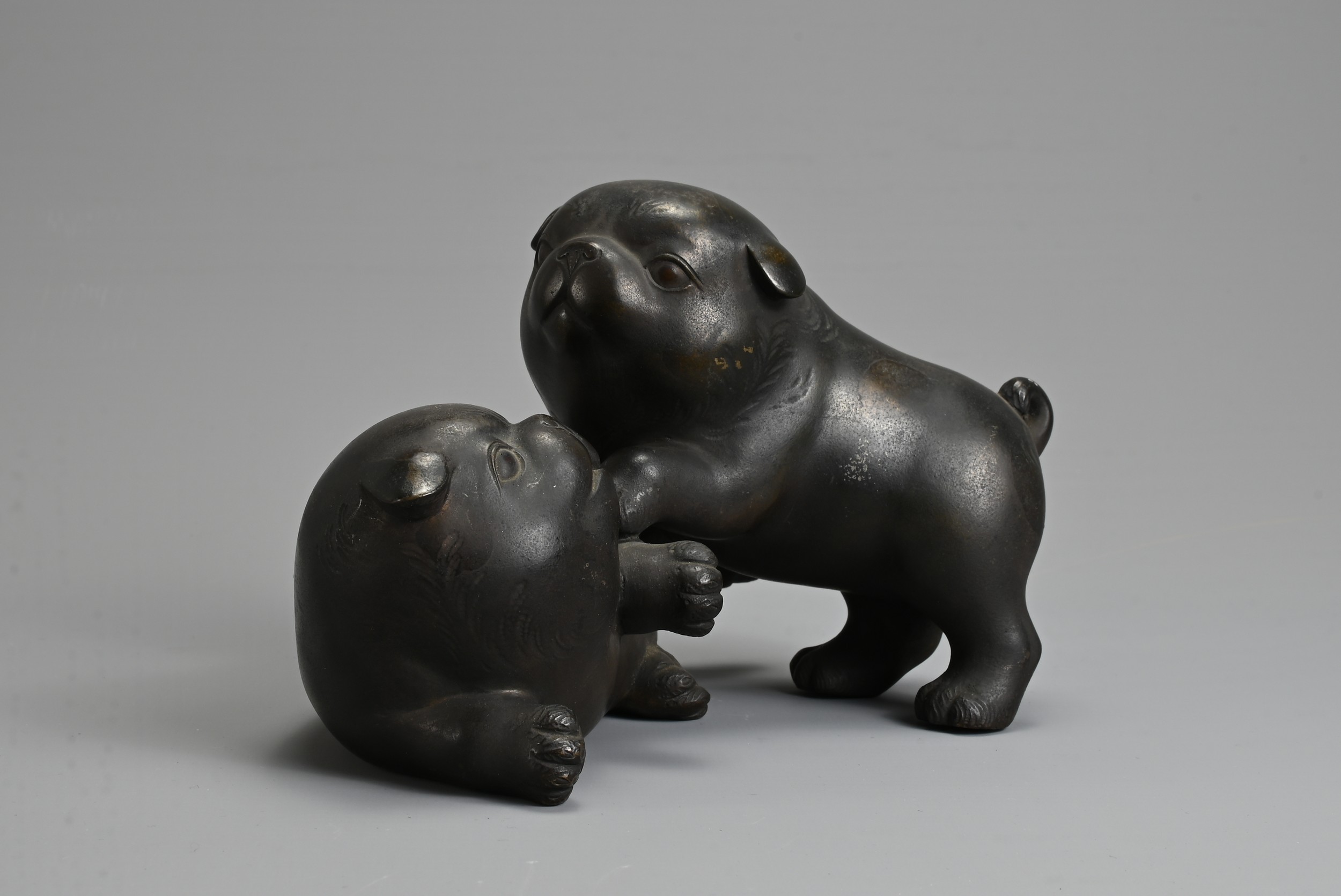 AN EARLY 20TH CENTURY JAPANESE BRONZE OF TWO PUPPIES PLAYING. Signed Tokutani with seal mark to - Image 4 of 7