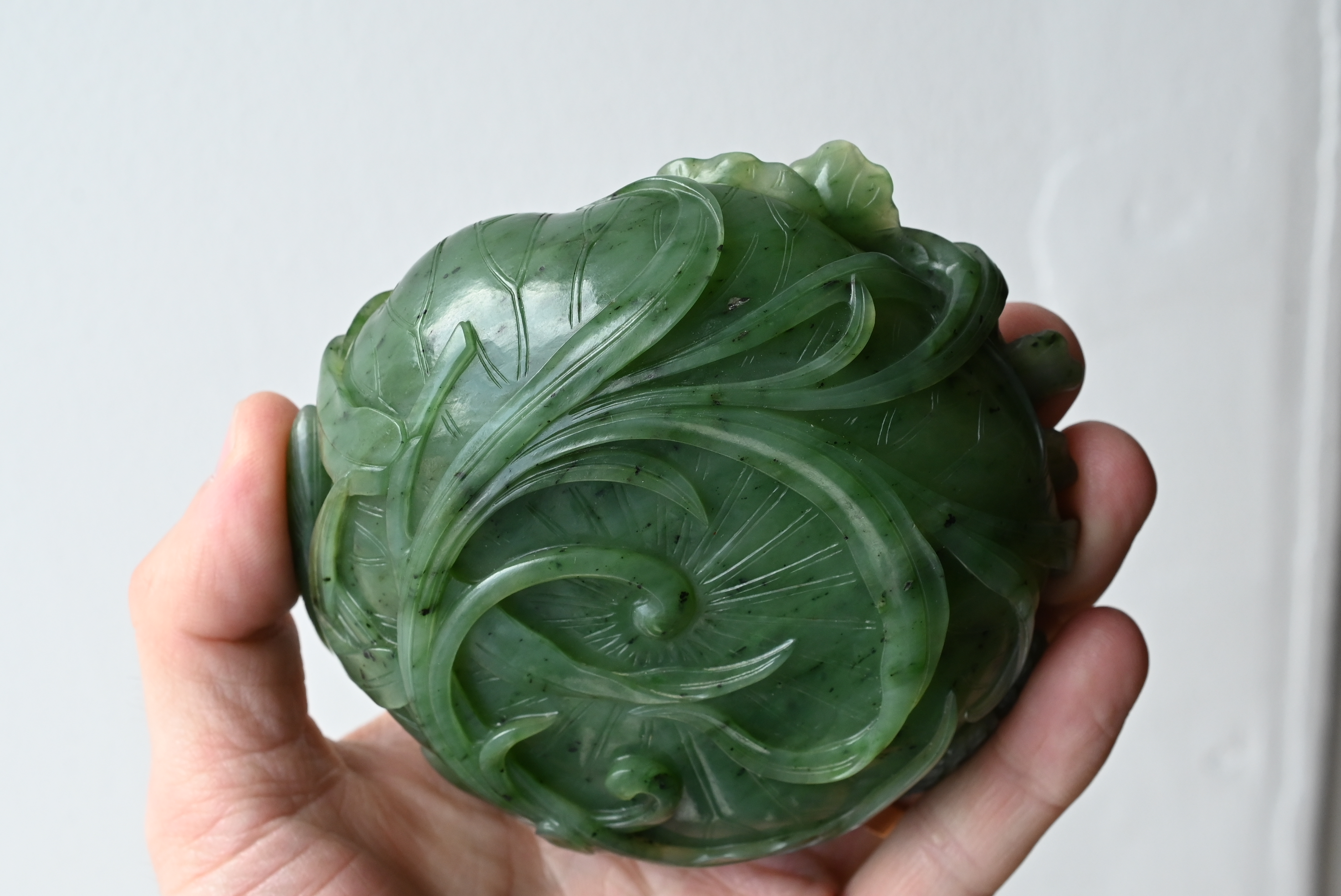 A FINE CHINESE SPINACH GREEN JADE BRUSH WASHER, QING DYNASTY. Finely carved shallow brush washer - Image 14 of 30
