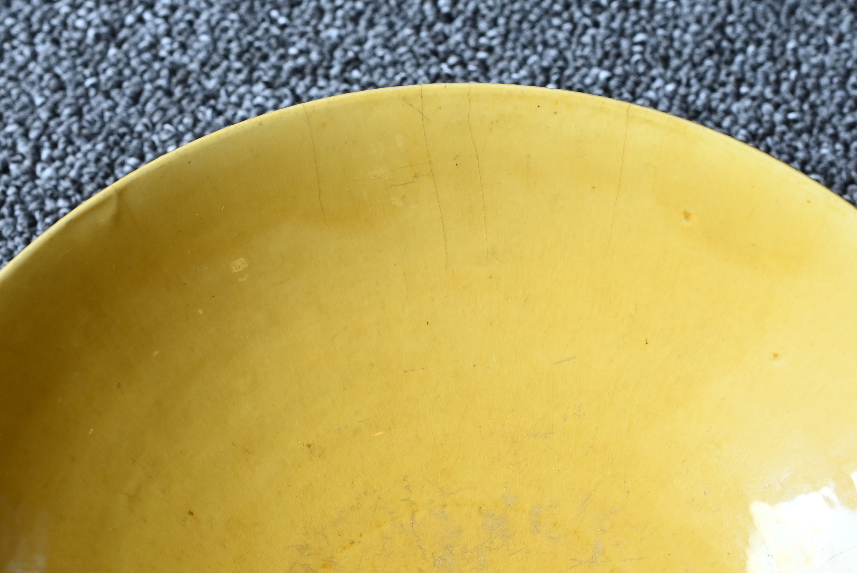 A RARE CHINESE YELLOW GLAZED PORCELAIN SHALLOW BOWL, MARK AND PERIOD OF JIAJING (1522-1566). - Bild 11 aus 19