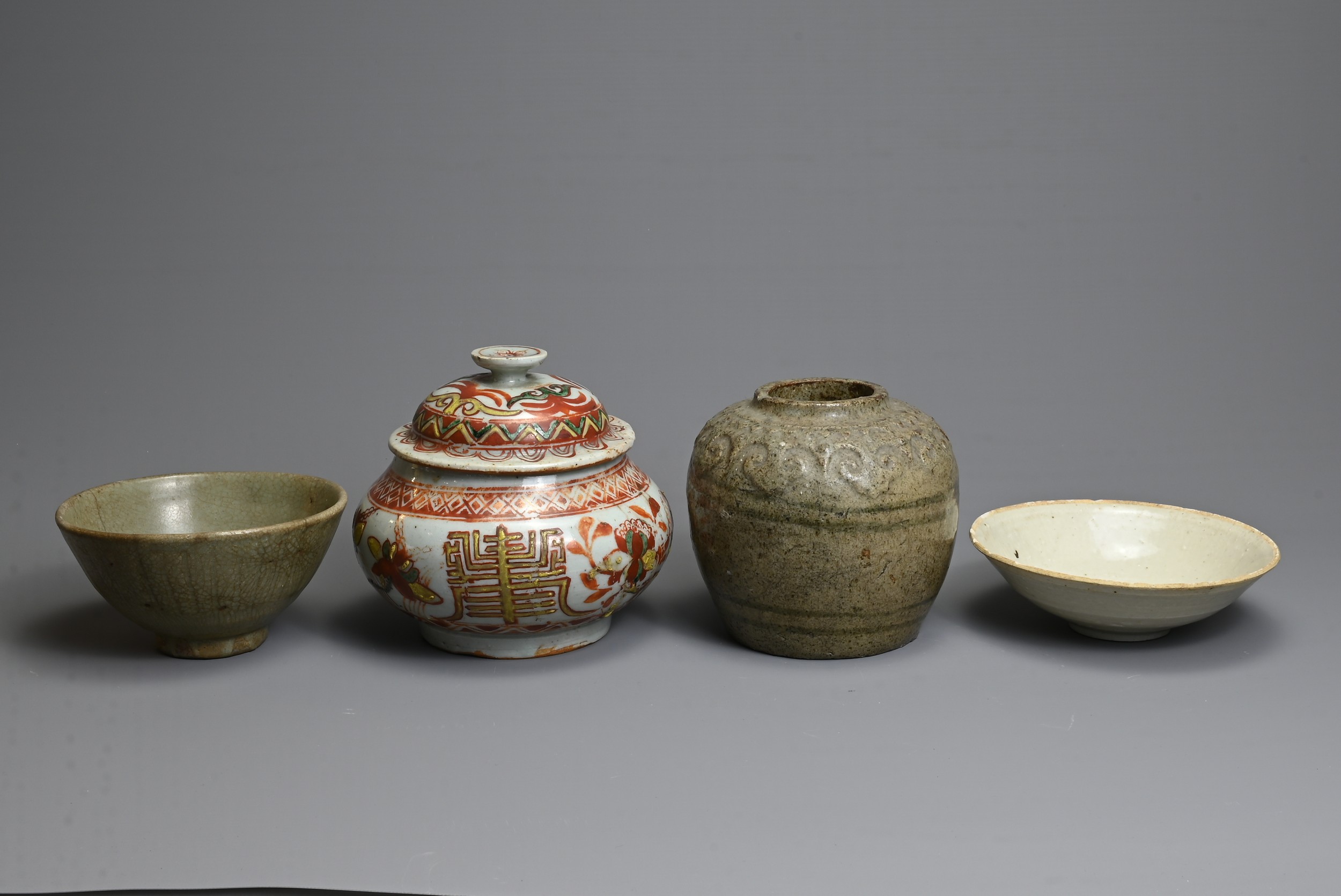 A GROUP OF CHINESE CERAMIC ITEMS. To include a Zhangzhou Swatow type pot and cover, decorated with - Image 4 of 4