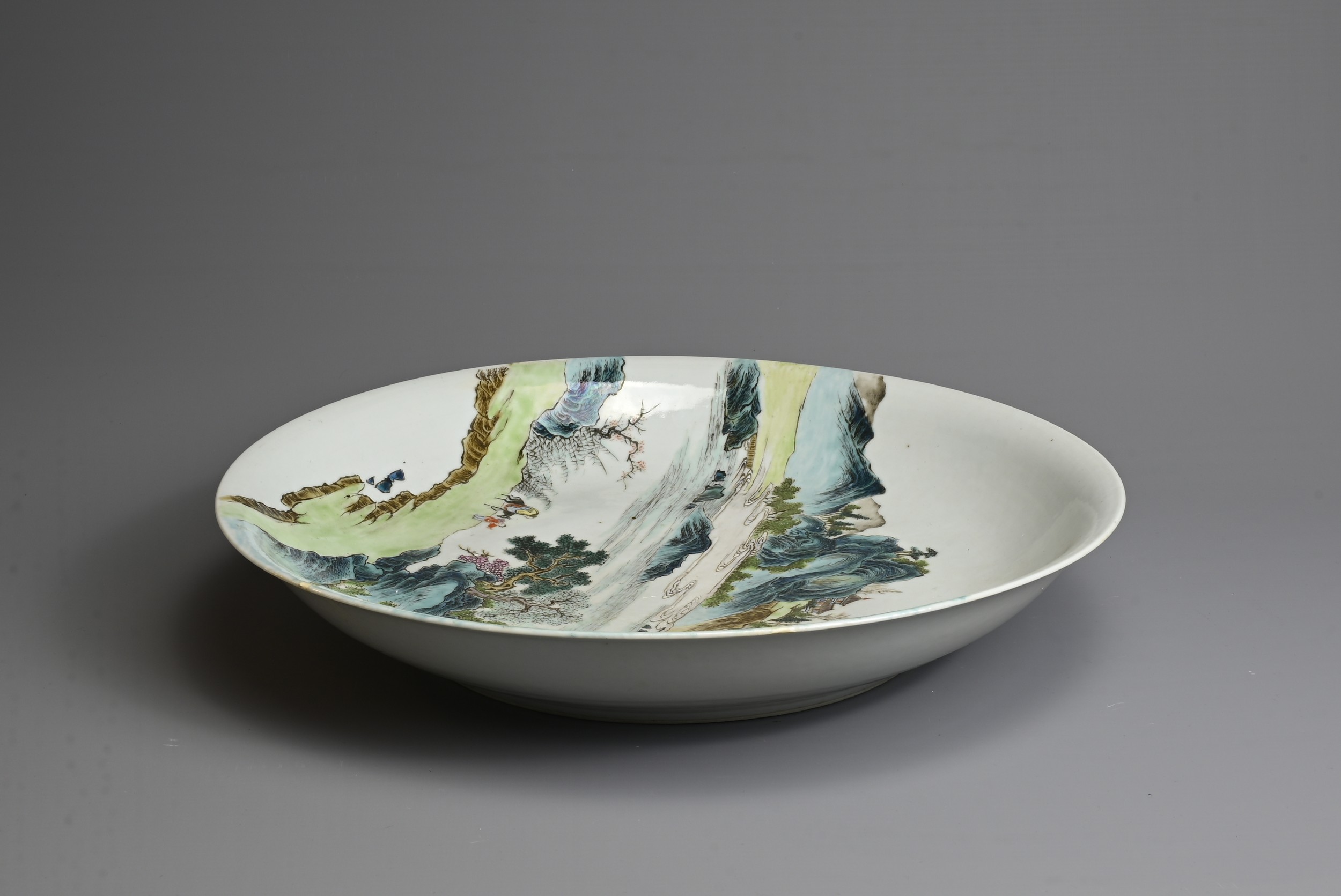 A LARGE CHINESE QIANJIANG CAI PORCELAIN DEEP DISH, EARLY 20TH CENTURY. Decorated to the interior - Image 6 of 6