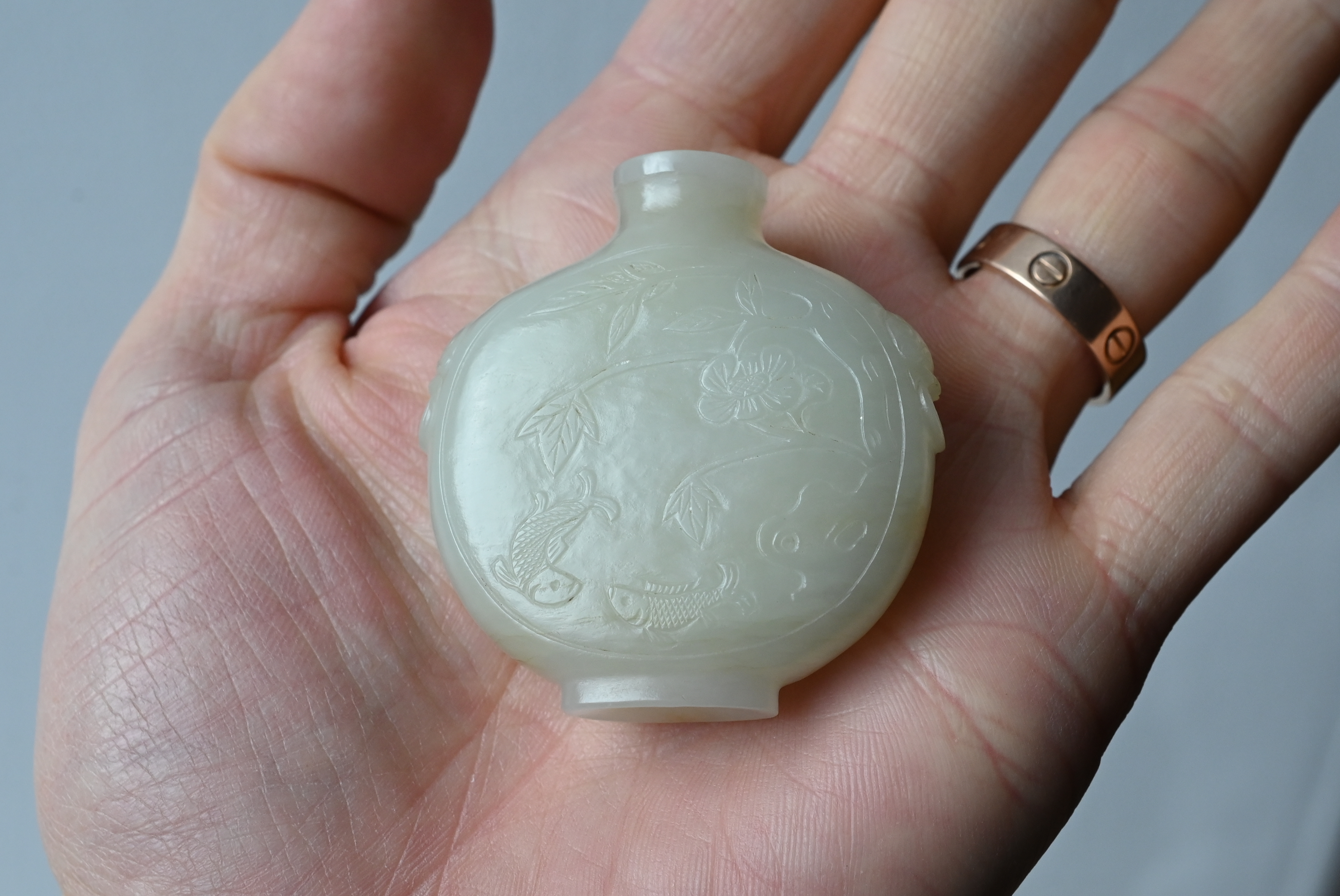 A CHINESE PALE CELADON JADE SNUFF BOTTLE, 19/20TH CENTURY. Of flattened globular form carved in - Image 12 of 27