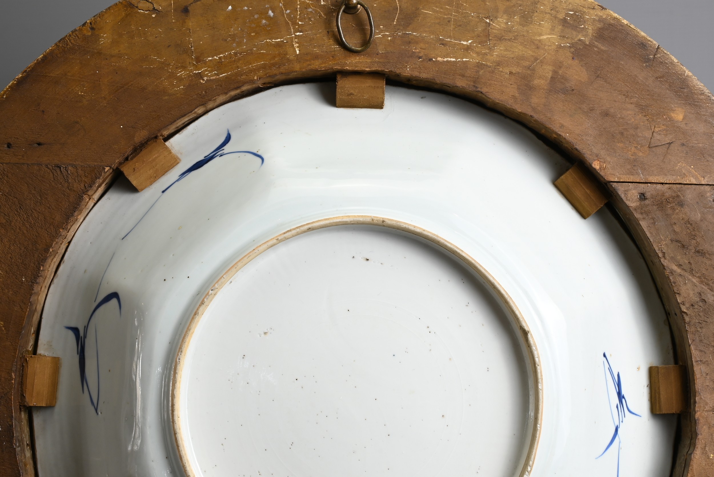 A LARGE CHINESE BLUE AND WHITE PORCELAIN DISH, 18TH CENTURY. The dish with octagonal lobbed sides - Image 4 of 8