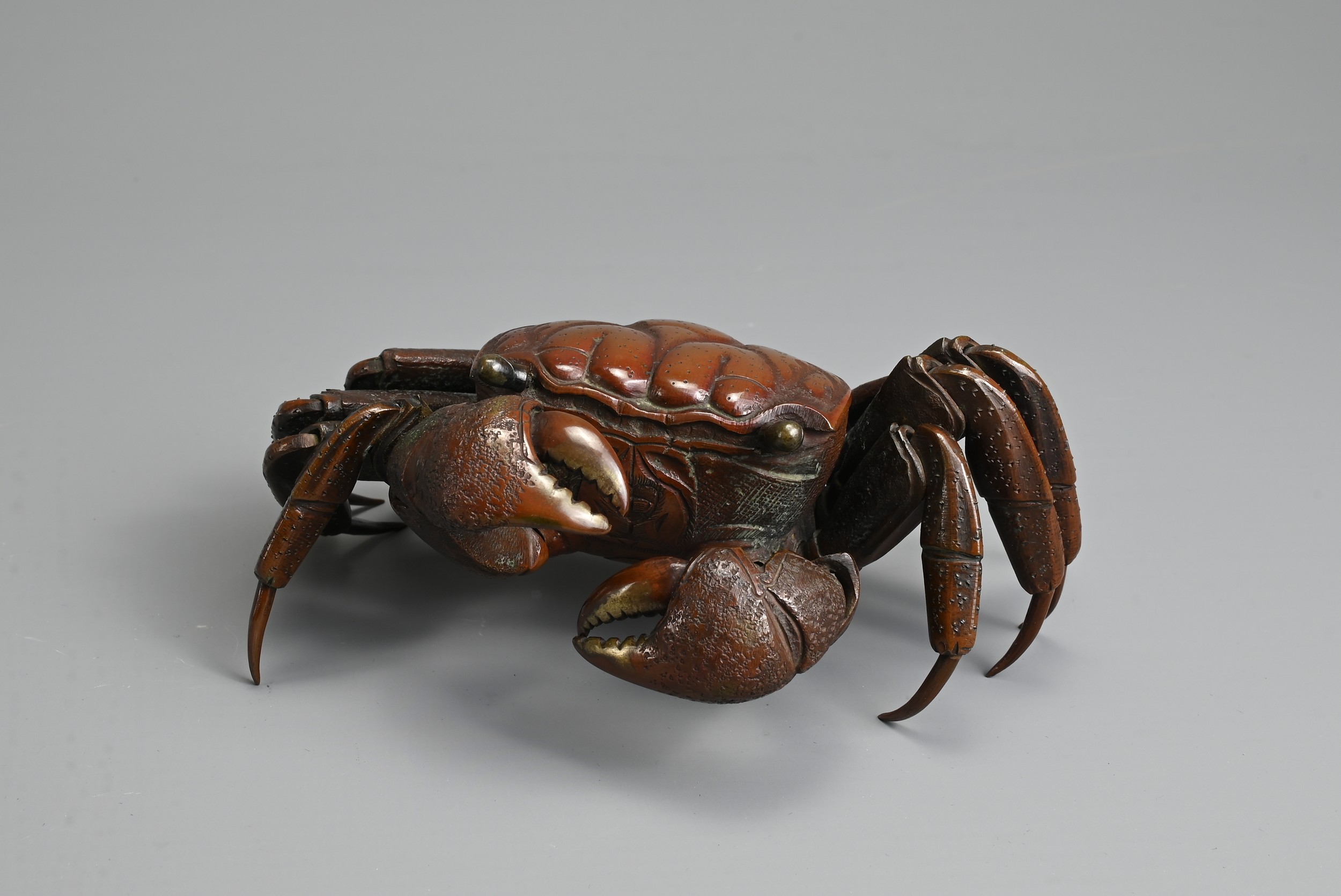 A JAPANESE MEIJI PERIOD (1868-1912) BRONZE JIZAI OKIMONO OF A CRAB. With articulated legs, claws and