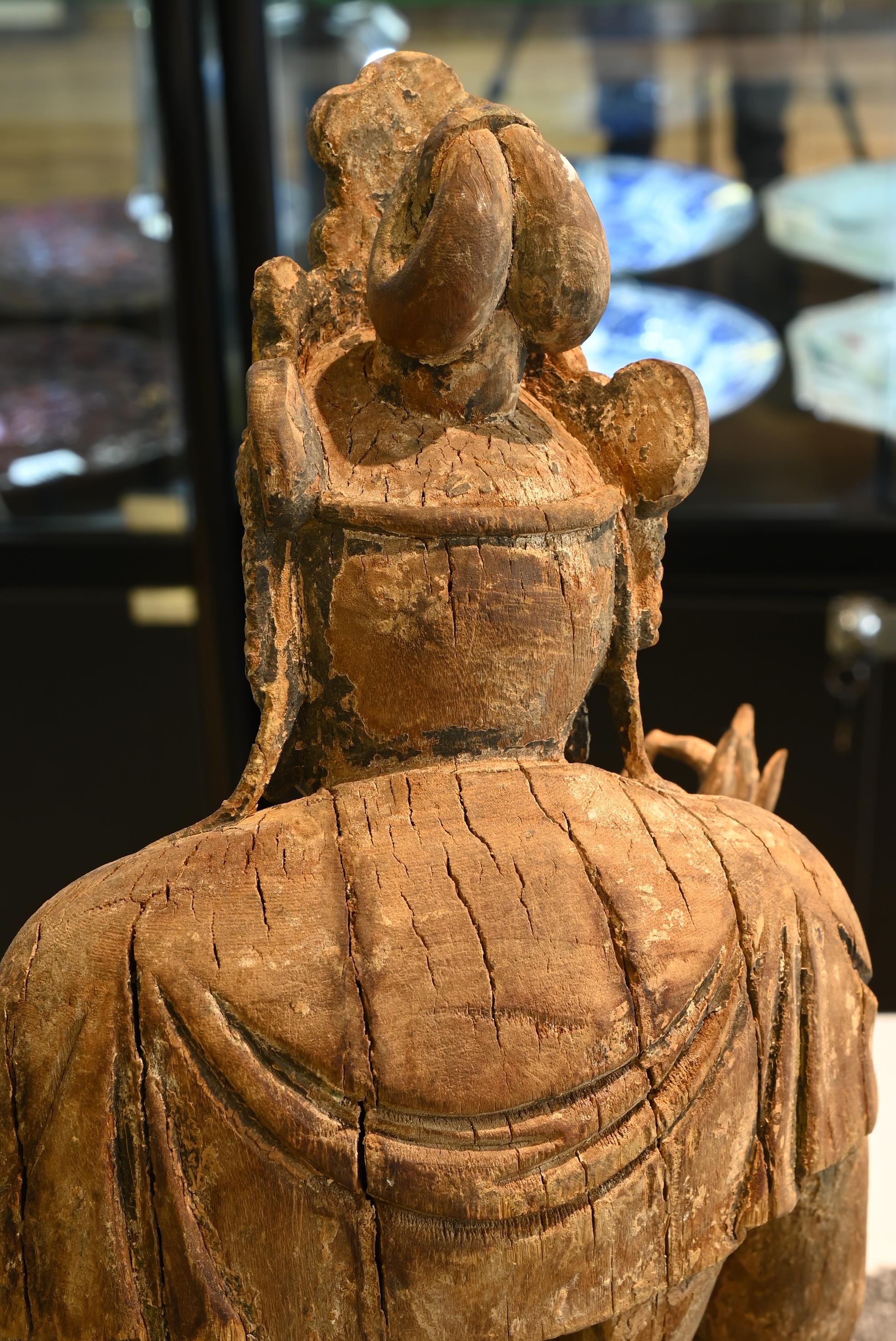 A FINE CHINESE PAINTED WOOD FIGURE OF GUANYIN, MING DYNASTY. Seated on an openwork pedestal with - Image 18 of 29