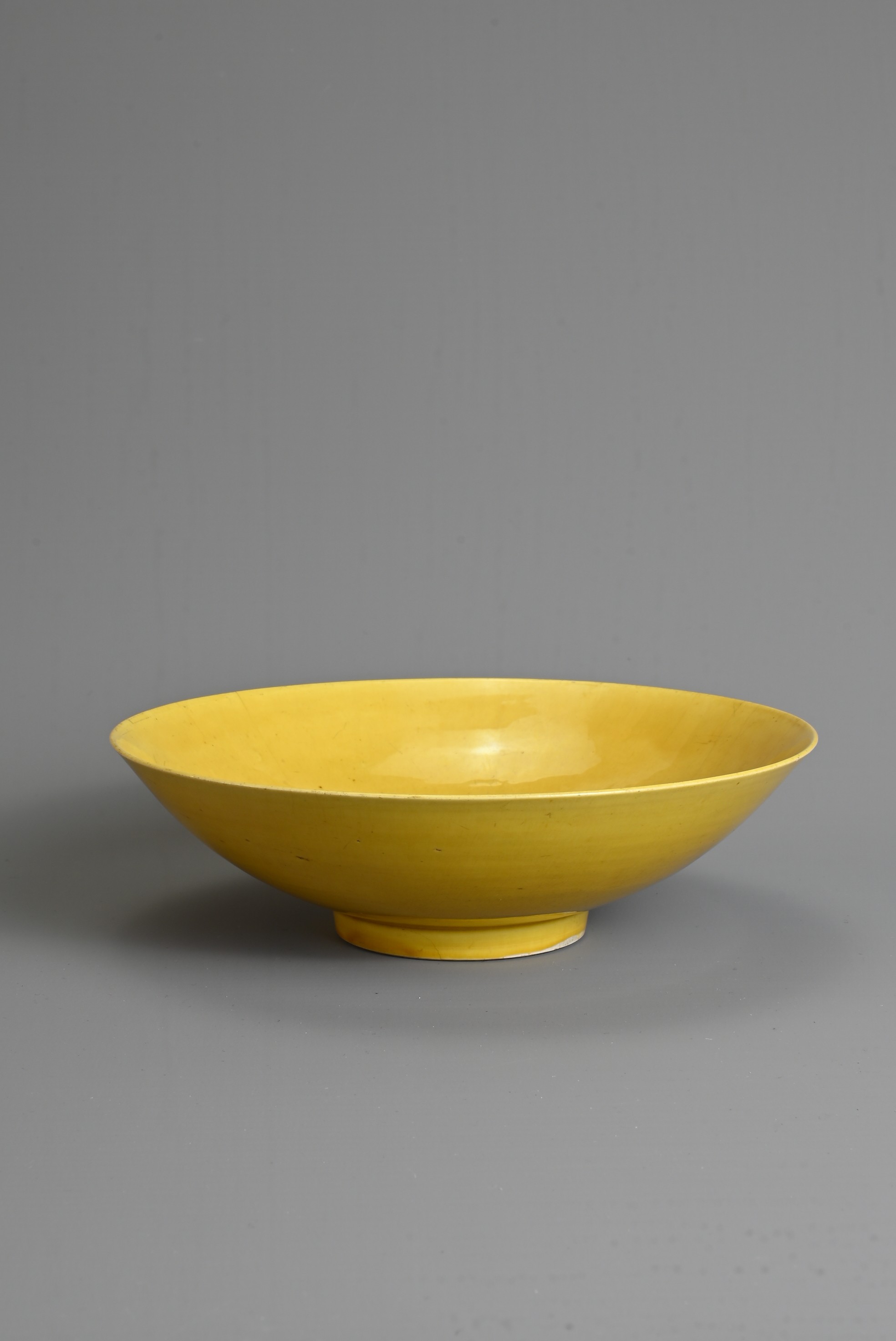 A RARE CHINESE YELLOW GLAZED PORCELAIN SHALLOW BOWL, MARK AND PERIOD OF JIAJING (1522-1566).