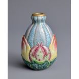 A CHINESE FAMILLE ROSE PORCELAIN SNUFF BOTTLE, MARKED GUYUEXUAN LATE QING DYNASTY / REPUBLIC PERIOD.