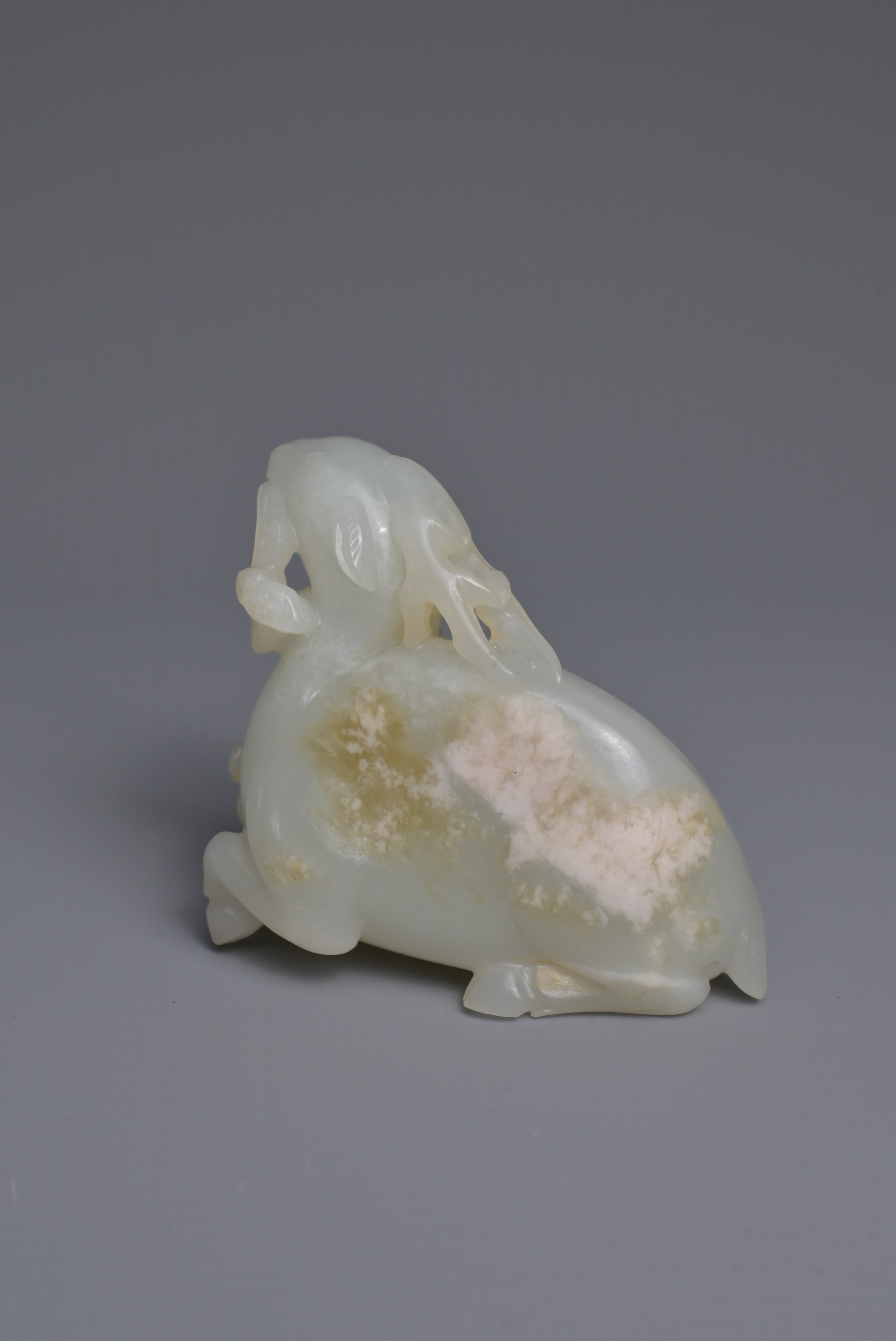 A CHINESE WHITE JADE CARVING OF A DEER, QING DYNASTY. Carved and pierced in the form of a - Bild 5 aus 16