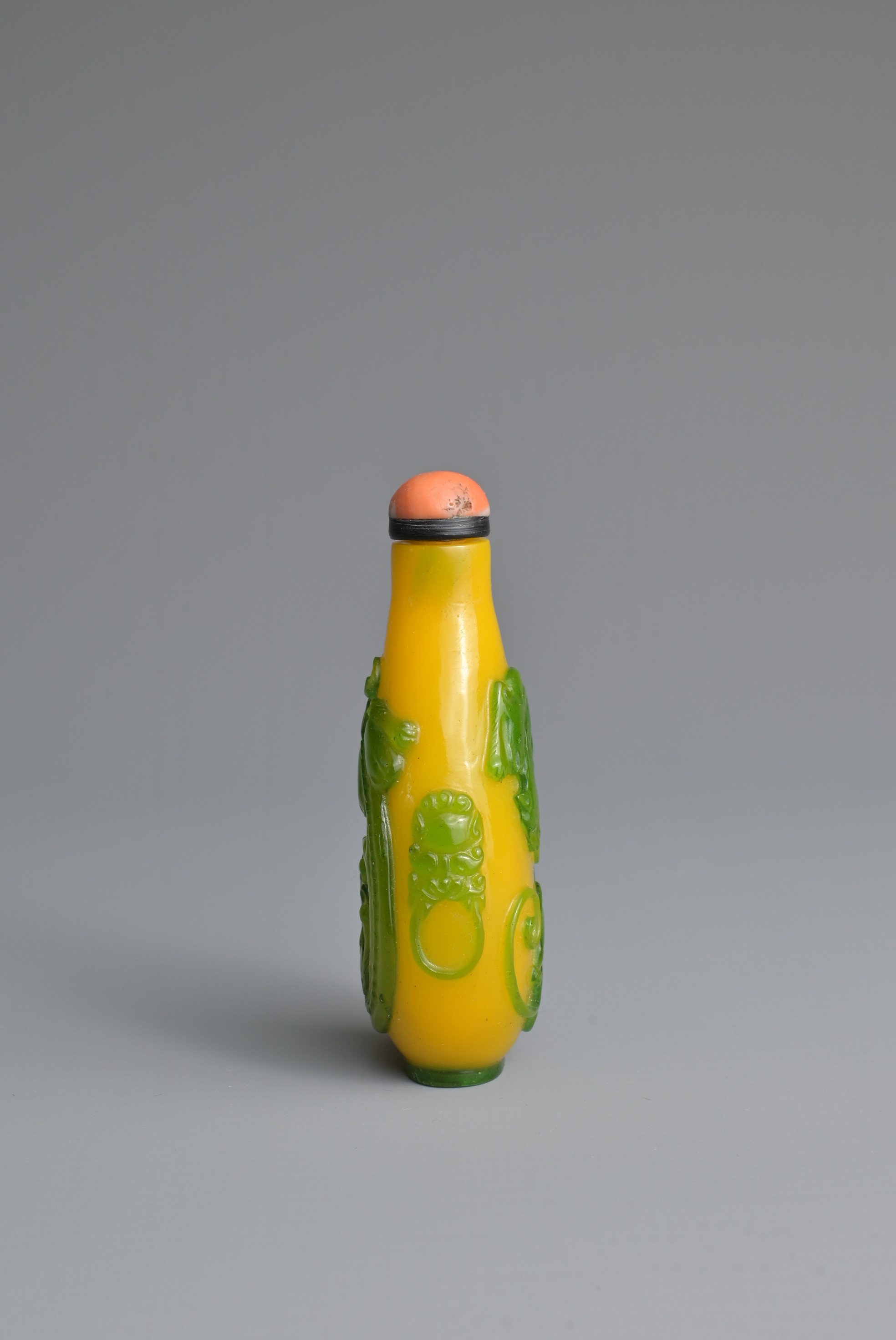 A CHINESE GREEN OVERLAY YELLOW GLASS SNUFF BOTTLE, QING DYNASTY. Of ovoid form with twin lion mask - Image 5 of 7