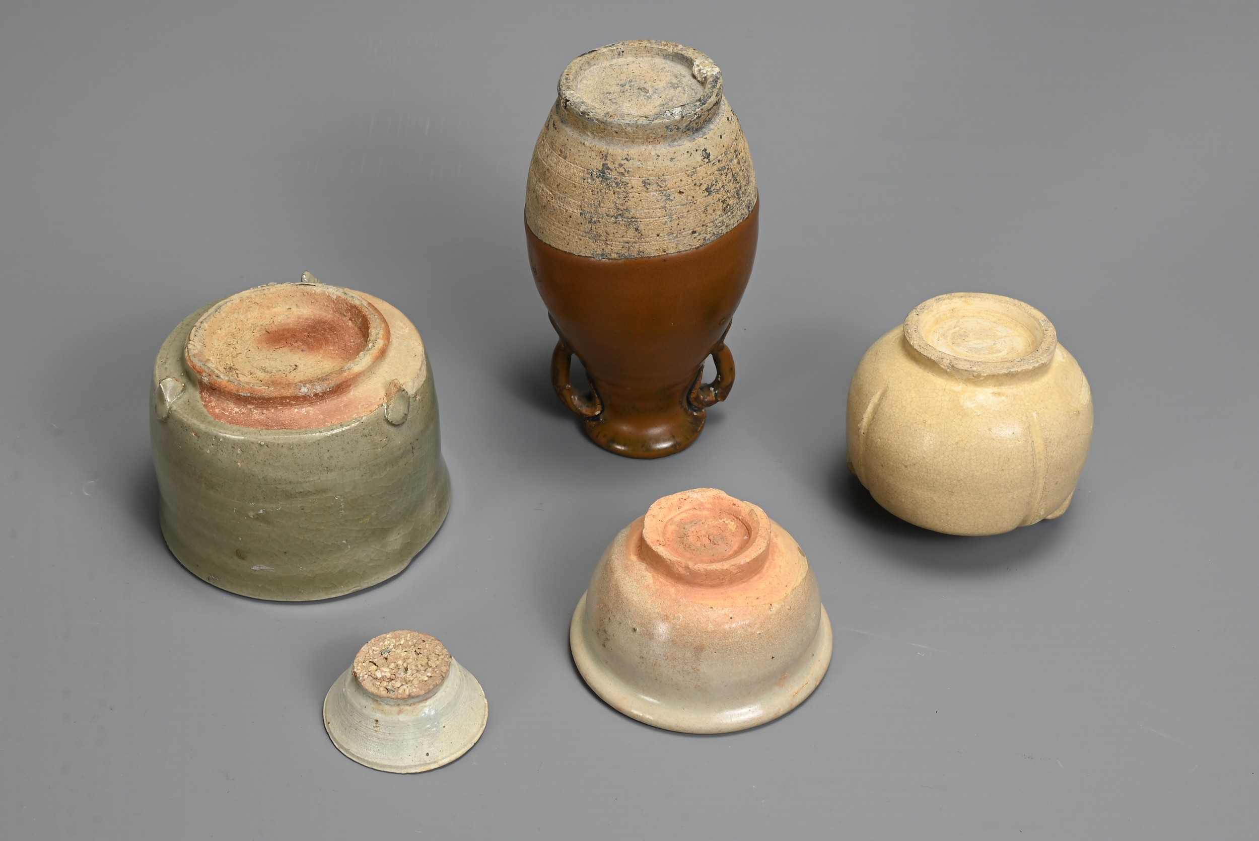 A GROUP OF CHINESE CERAMIC ITEMS, SONG / MING DYNASTY. To include a brown glazed ovoid vase with - Image 4 of 5