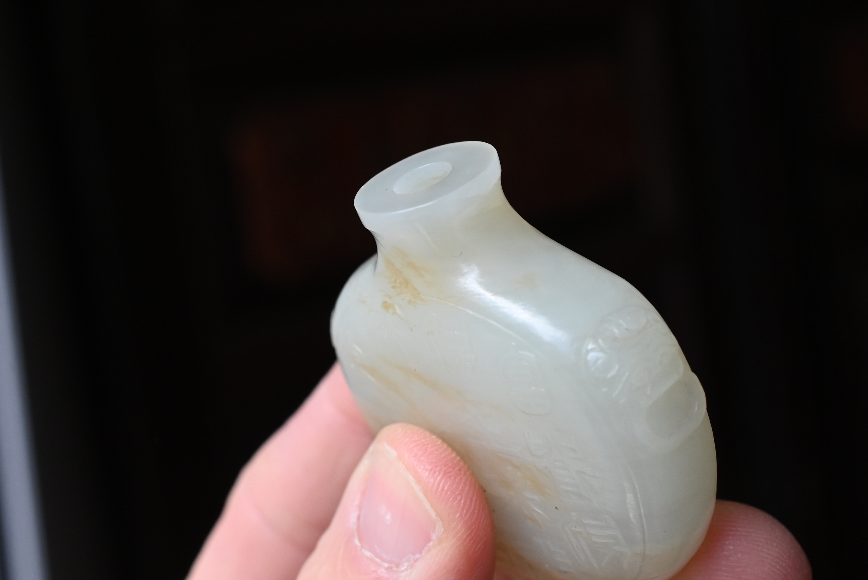 A CHINESE PALE CELADON JADE SNUFF BOTTLE, 19/20TH CENTURY. Of flattened globular form carved in - Image 18 of 27