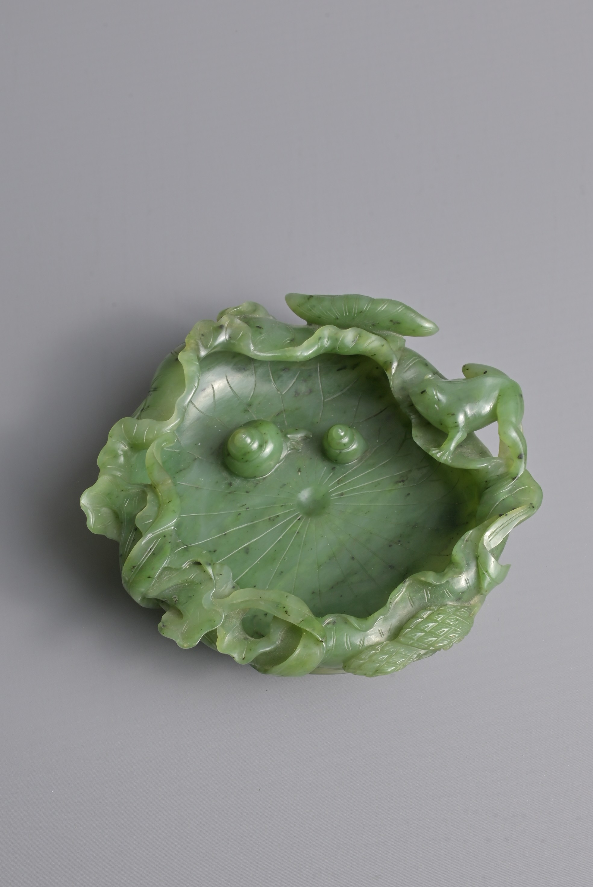 A FINE CHINESE SPINACH GREEN JADE BRUSH WASHER, QING DYNASTY. Finely carved shallow brush washer - Bild 10 aus 30