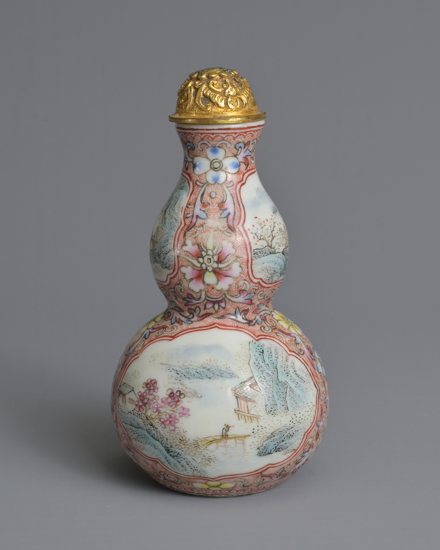 A CHINESE FAMILLE ROSE PORCELAIN SNUFF BOTTLE, 19TH CENTURY. In the form of a double gourd painted