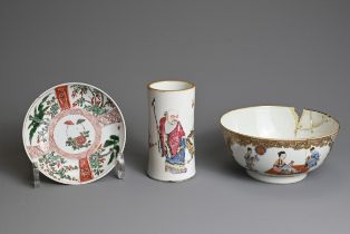 THREE CHINESE PORCELAIN ITEMS, 18/19TH CENTURY. To include a famille verte porcelain dish, Kangxi