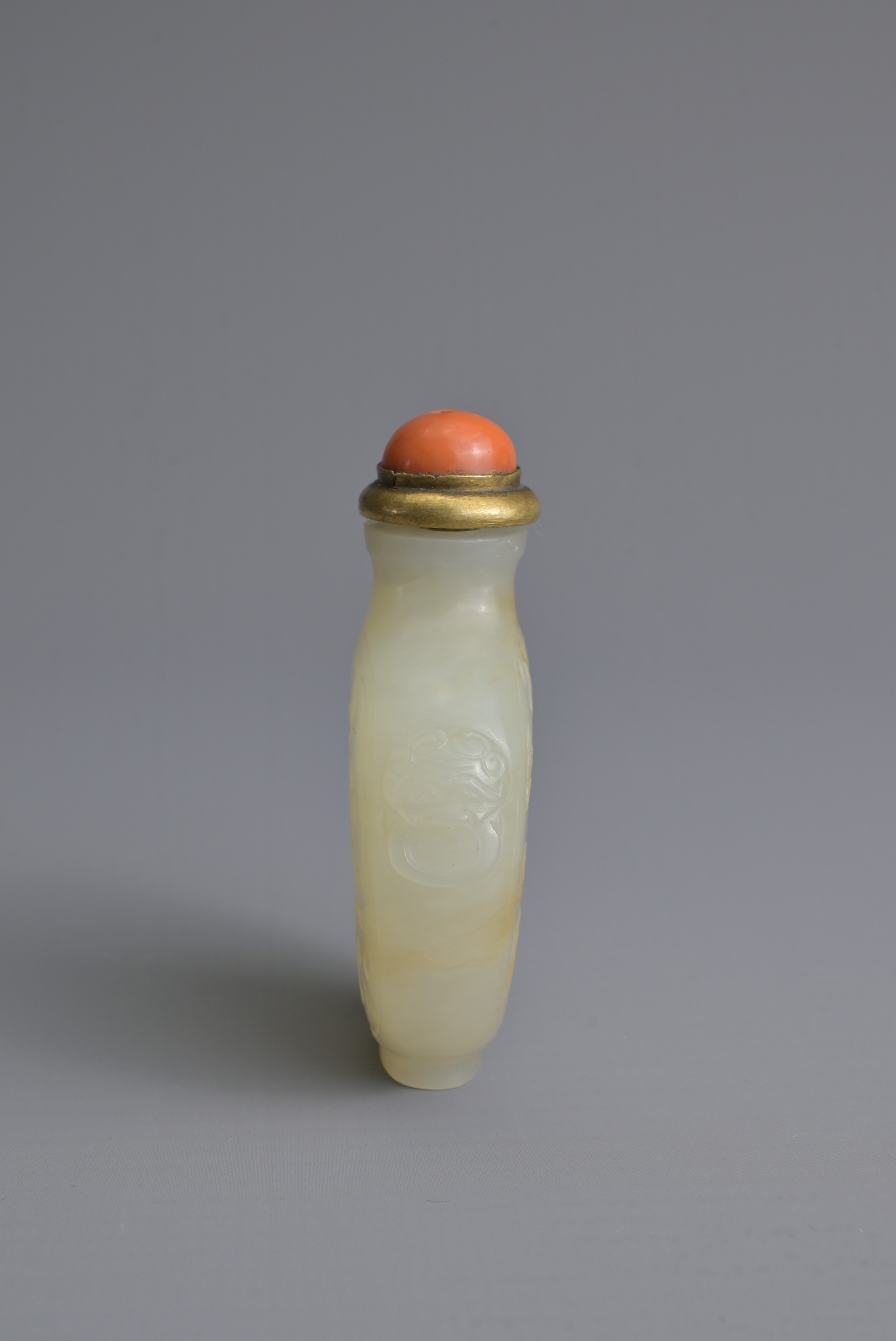 A CHINESE PALE CELADON JADE SNUFF BOTTLE, 19/20TH CENTURY. Of flattened globular form carved in - Image 3 of 27