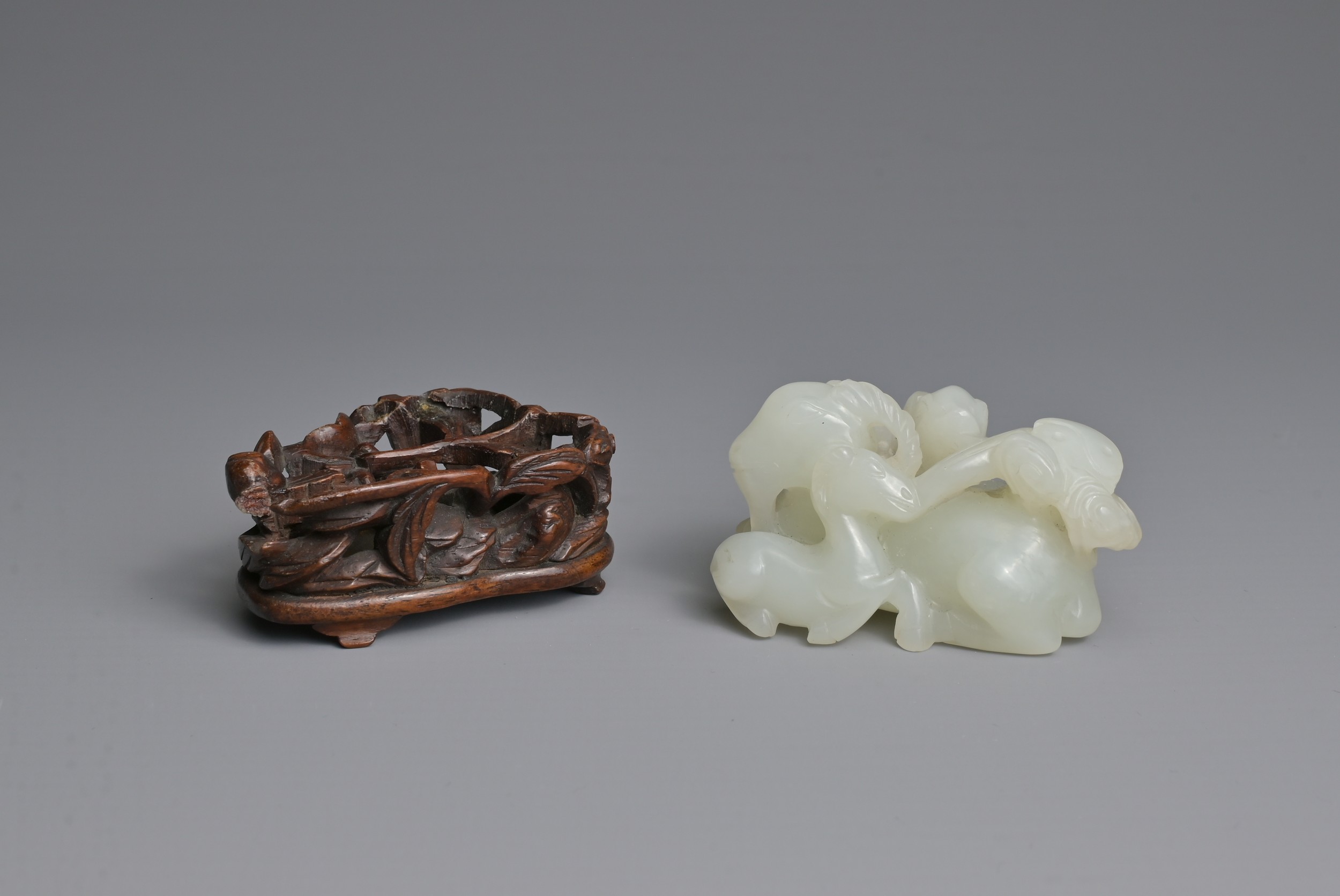 A CHINESE WHITE JADE DEER GROUP ON WOODEN STAND, 19/20TH CENTURY. Carved and pierced in the form - Bild 6 aus 8
