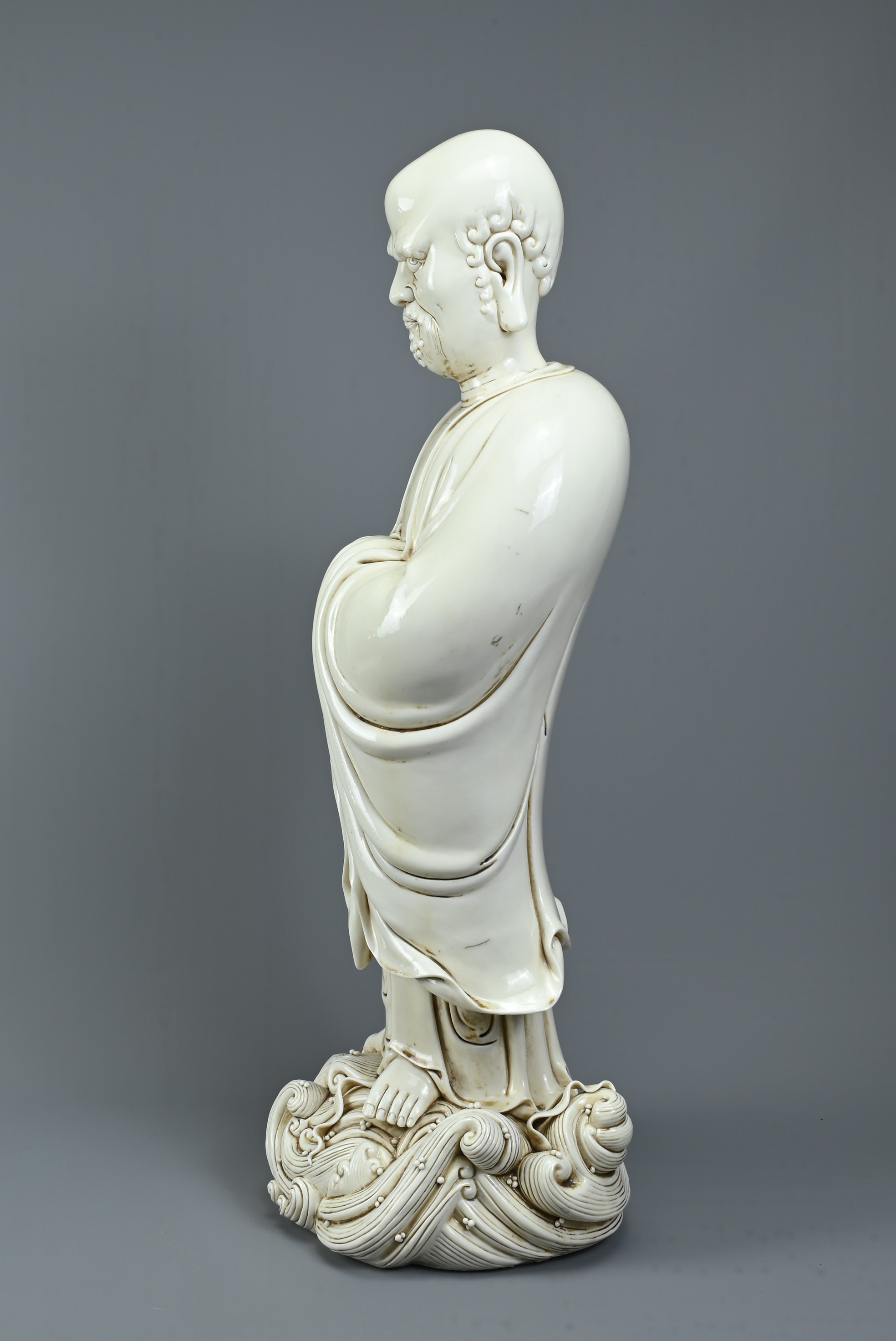 A LARGE CHINESE BLANC DE CHINE PORCELAIN FIGURE OF DAMO, 20TH CENTURY. Dressed in robes with hands - Image 3 of 7