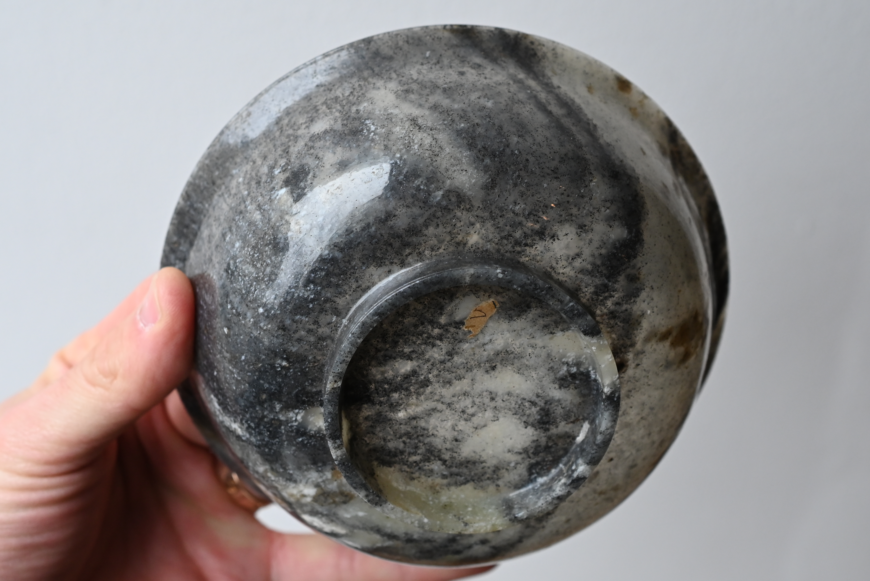 A FINE AND RARE PAIR OF CHINESE BLACK AND WHITE STRIATED NEPHRITE JADE BOWLS, 18/19TH CENTURY. - Image 17 of 32