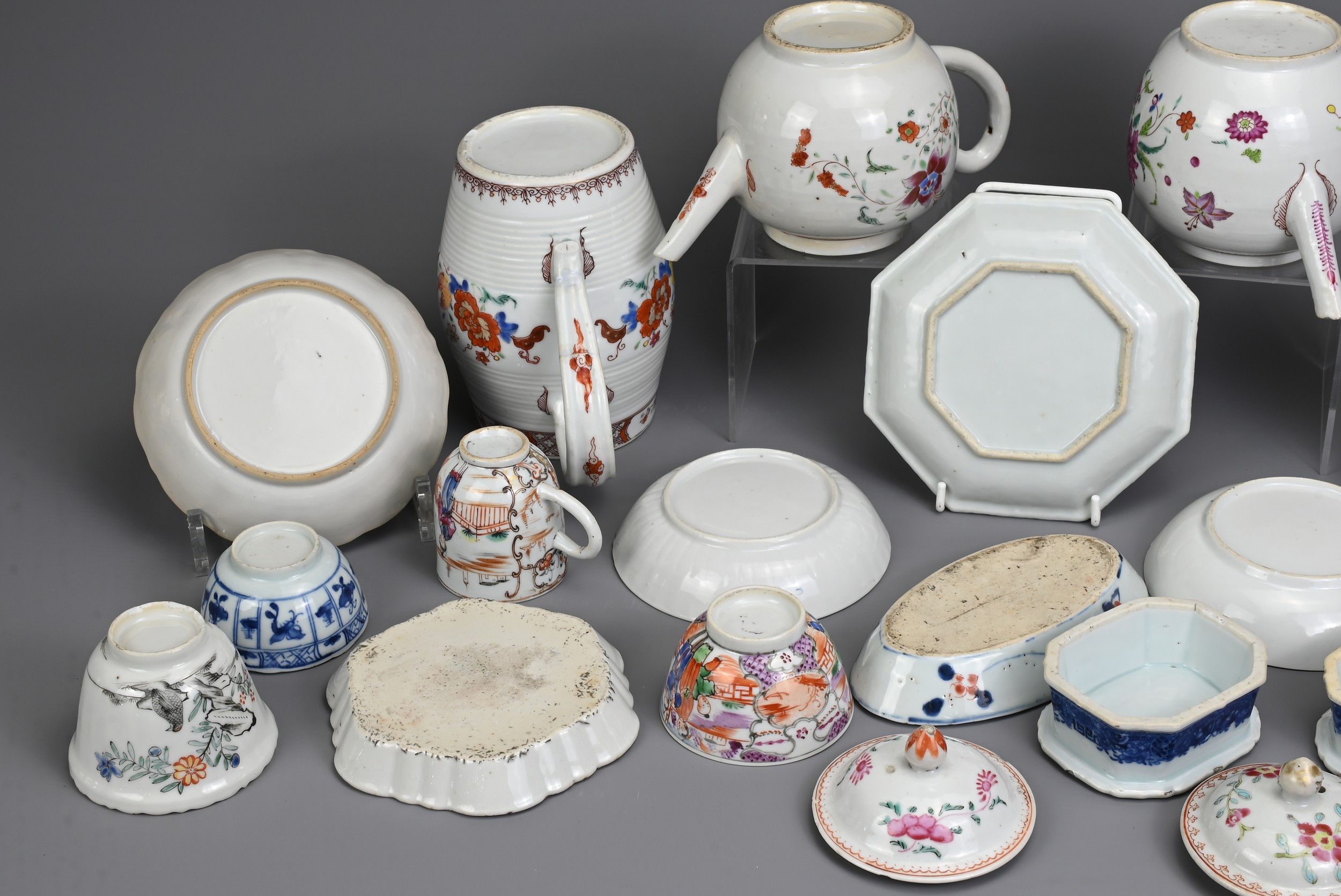 A QUANTITY OF CHINESE EXPORT PORCELAIN ITEMS, 18TH CENTURY. Famille rose and blue and white - Image 5 of 9