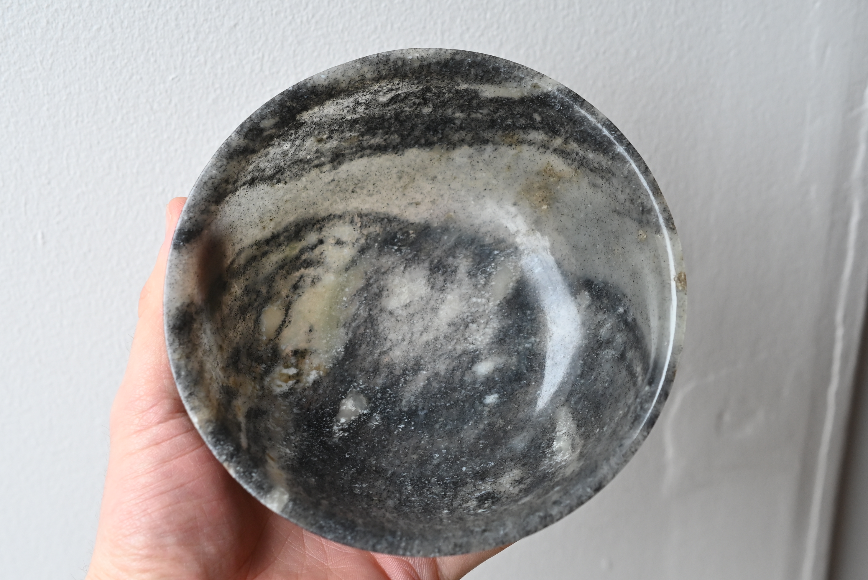 A FINE AND RARE PAIR OF CHINESE BLACK AND WHITE STRIATED NEPHRITE JADE BOWLS, 18/19TH CENTURY. - Image 20 of 32