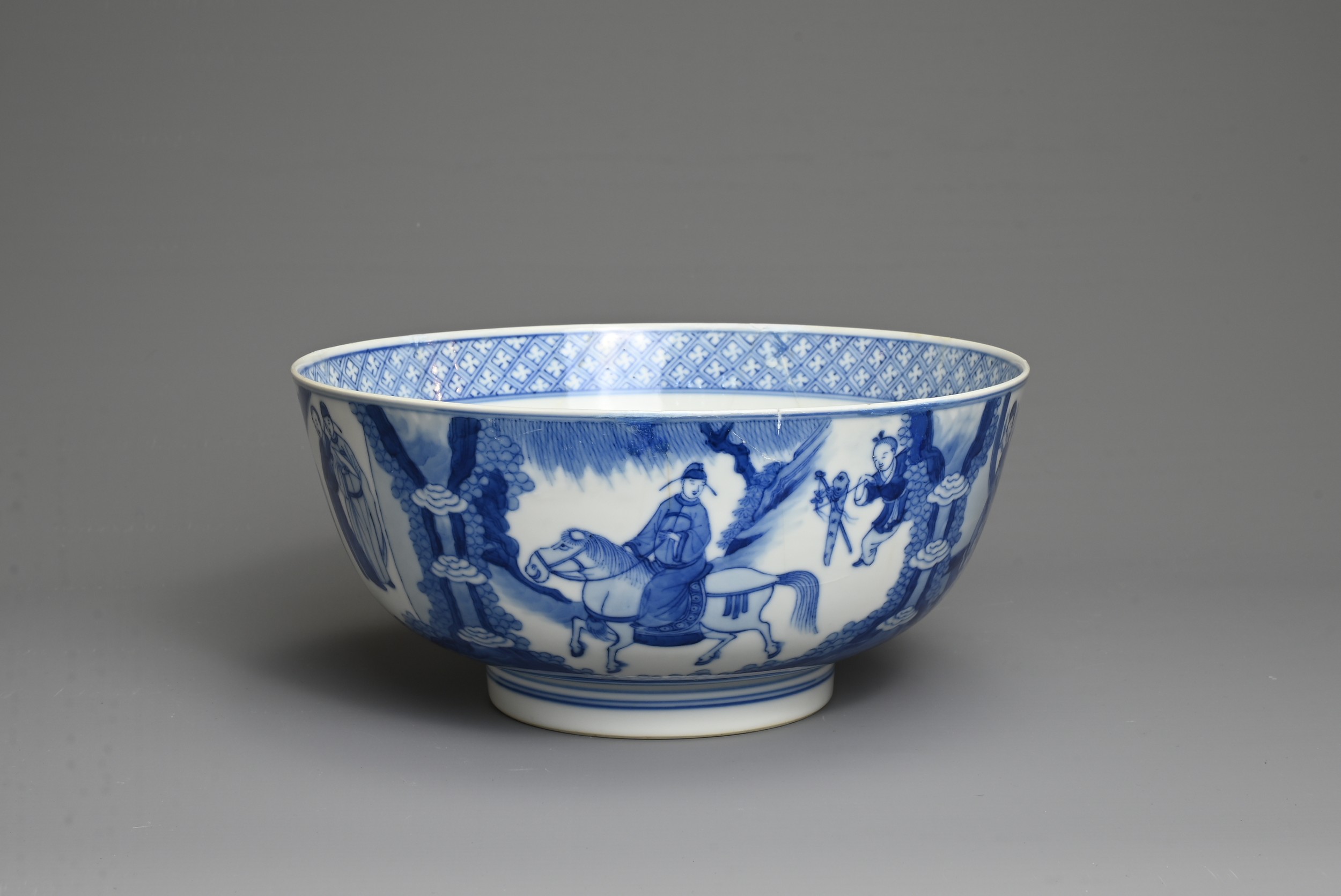 A CHINESE BLUE AND WHITE PORCELAIN BOWL, KANGXI PERIOD. Decorated with scene from the 'Romance of - Image 5 of 9