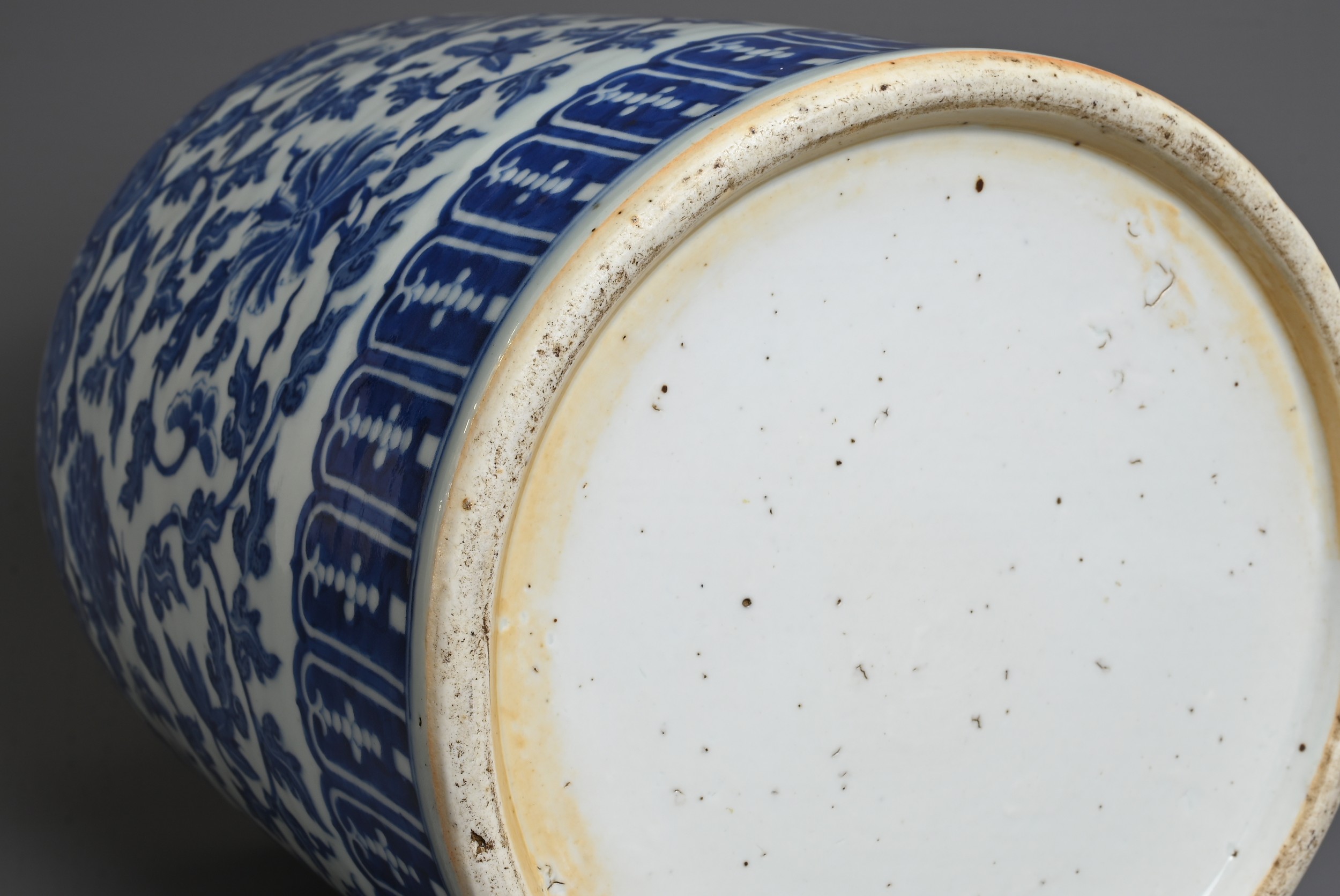 A LARGE CHINESE BLUE AND WHITE PORCELAIN JAR, LATE QING DYNASTY. Heavily potted of cylindrical - Image 7 of 9