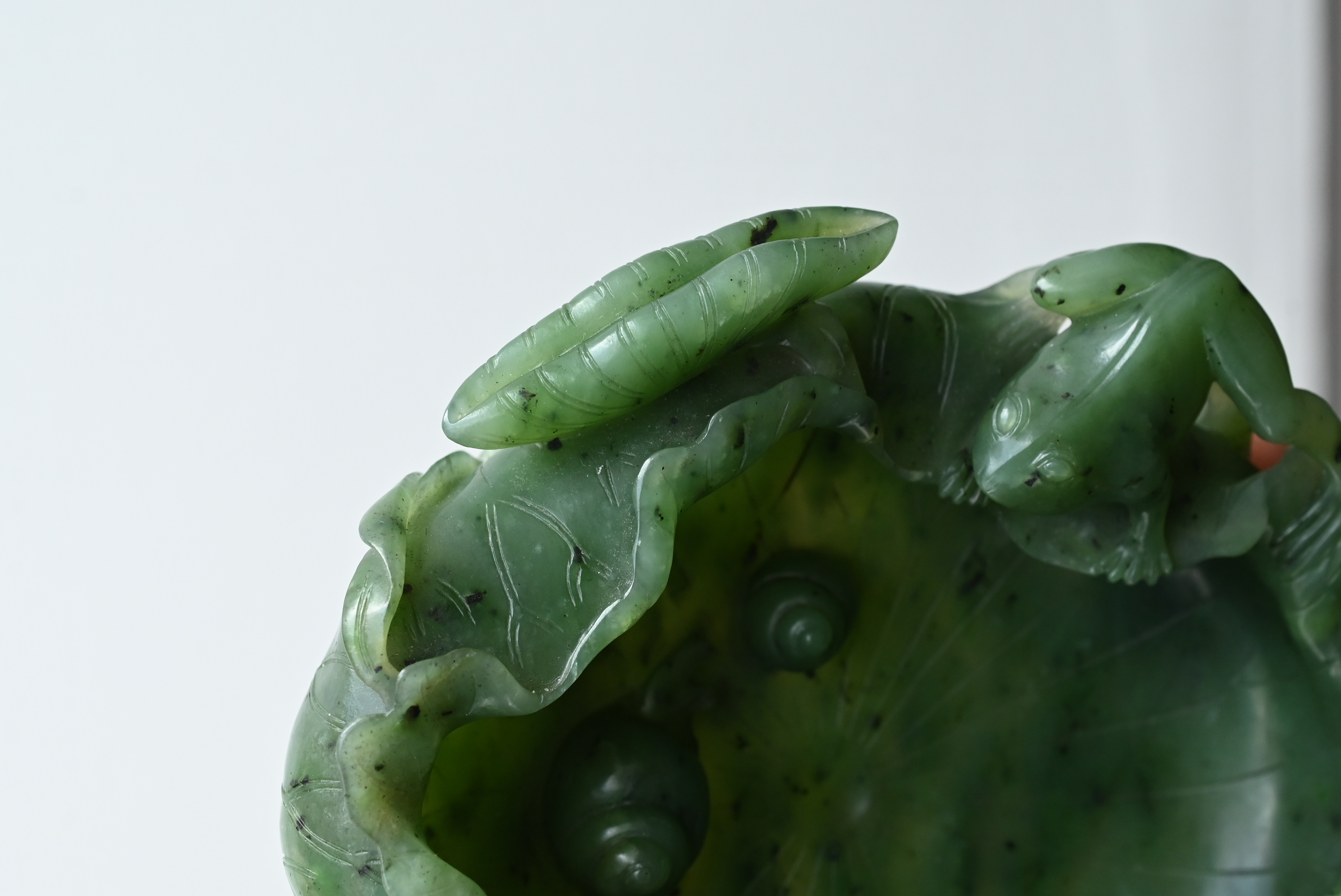 A FINE CHINESE SPINACH GREEN JADE BRUSH WASHER, QING DYNASTY. Finely carved shallow brush washer - Image 18 of 30