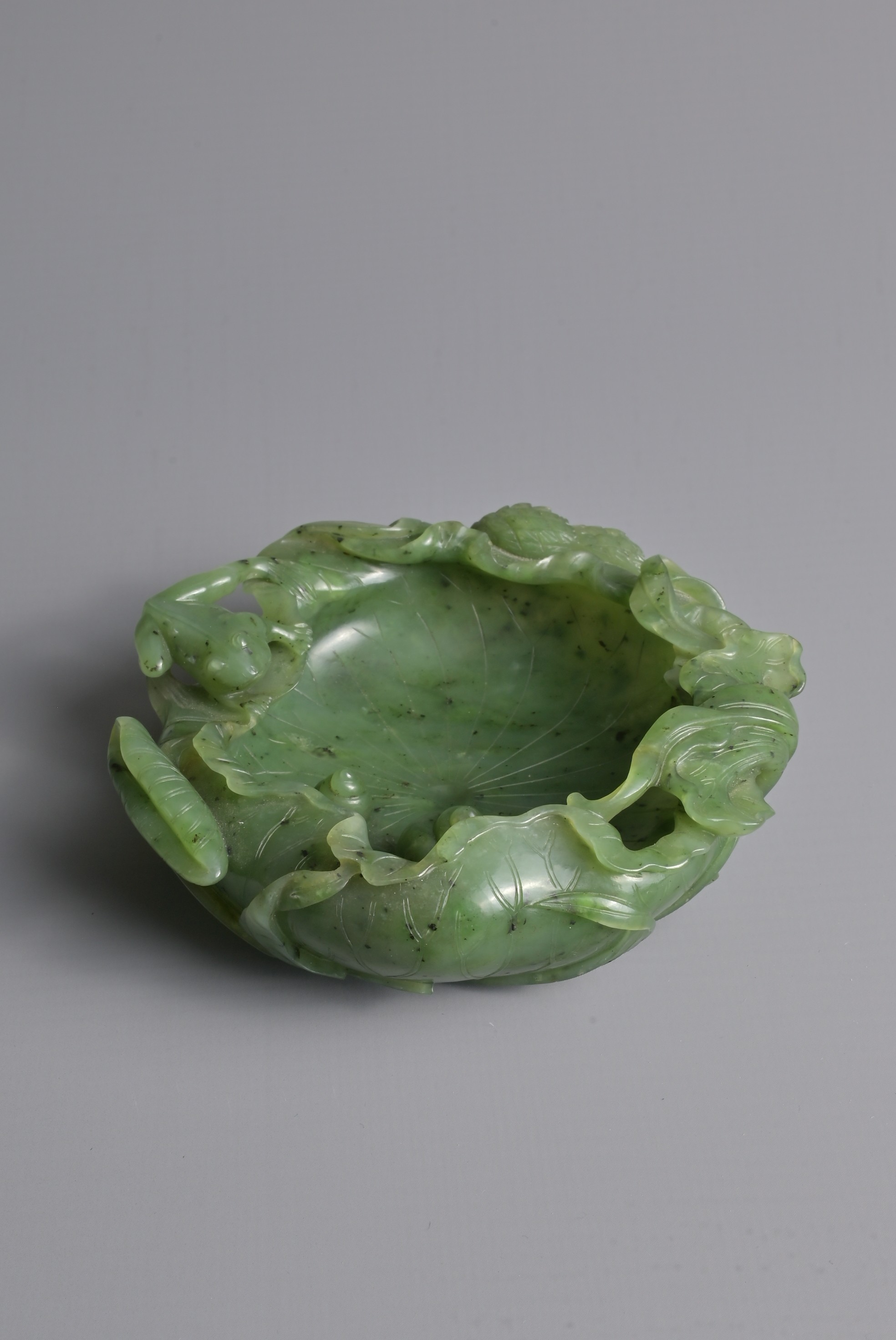 A FINE CHINESE SPINACH GREEN JADE BRUSH WASHER, QING DYNASTY. Finely carved shallow brush washer - Image 4 of 30